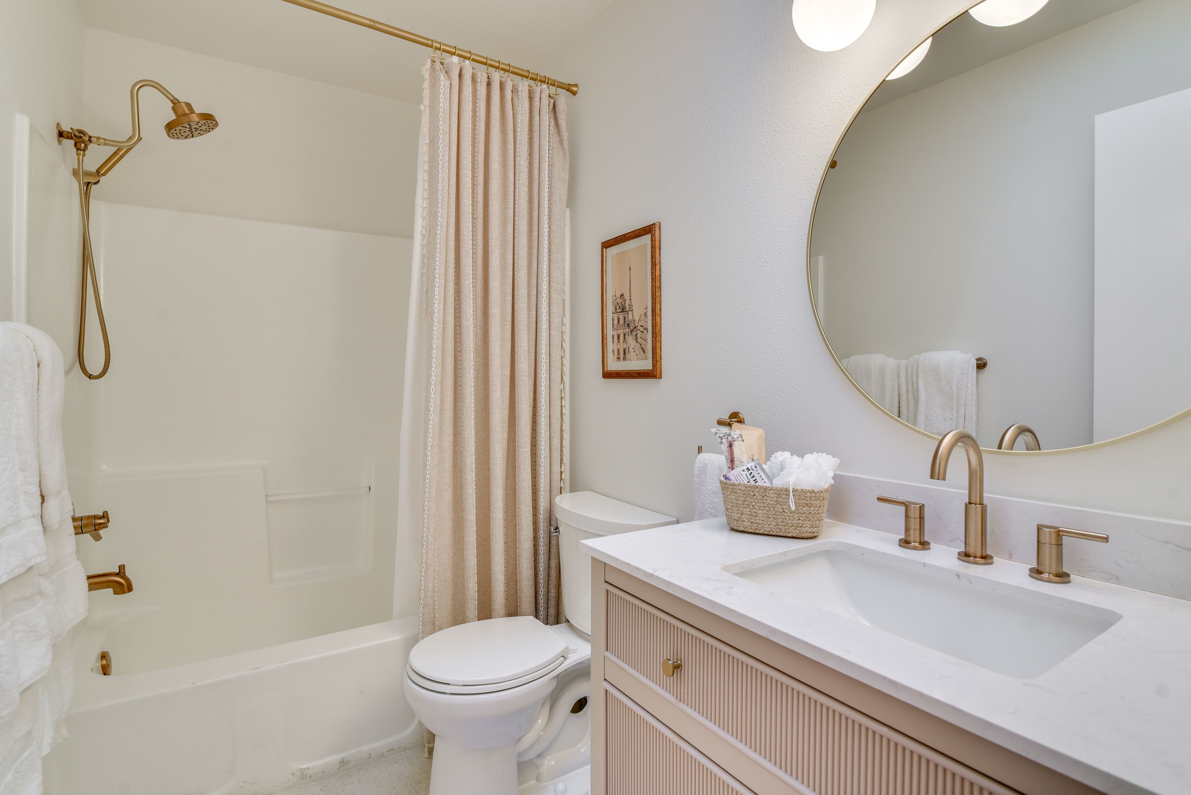 Full Bathroom | Towels Provided