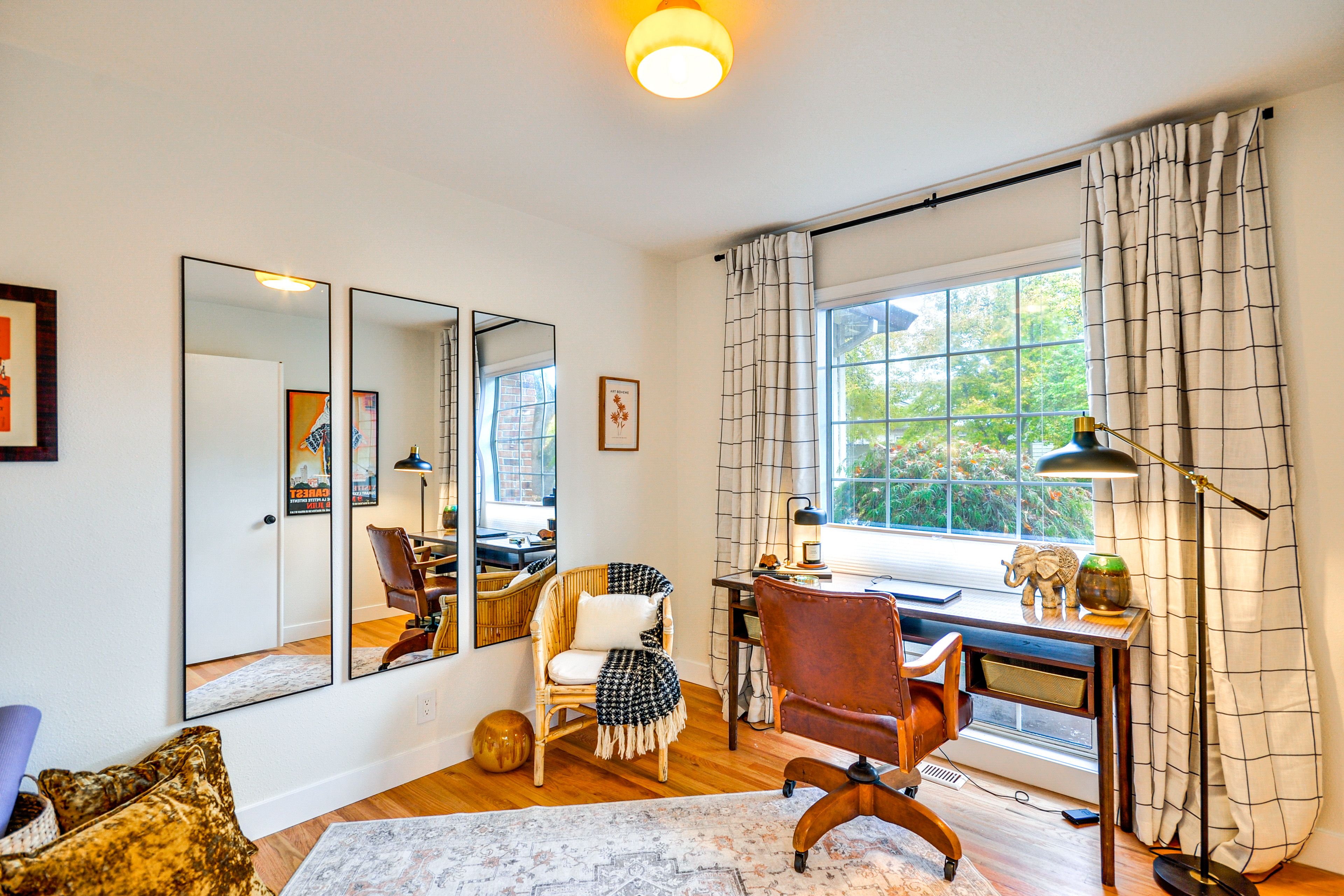 Bedroom 3 (Office/Flex) |  Laptop Workspace