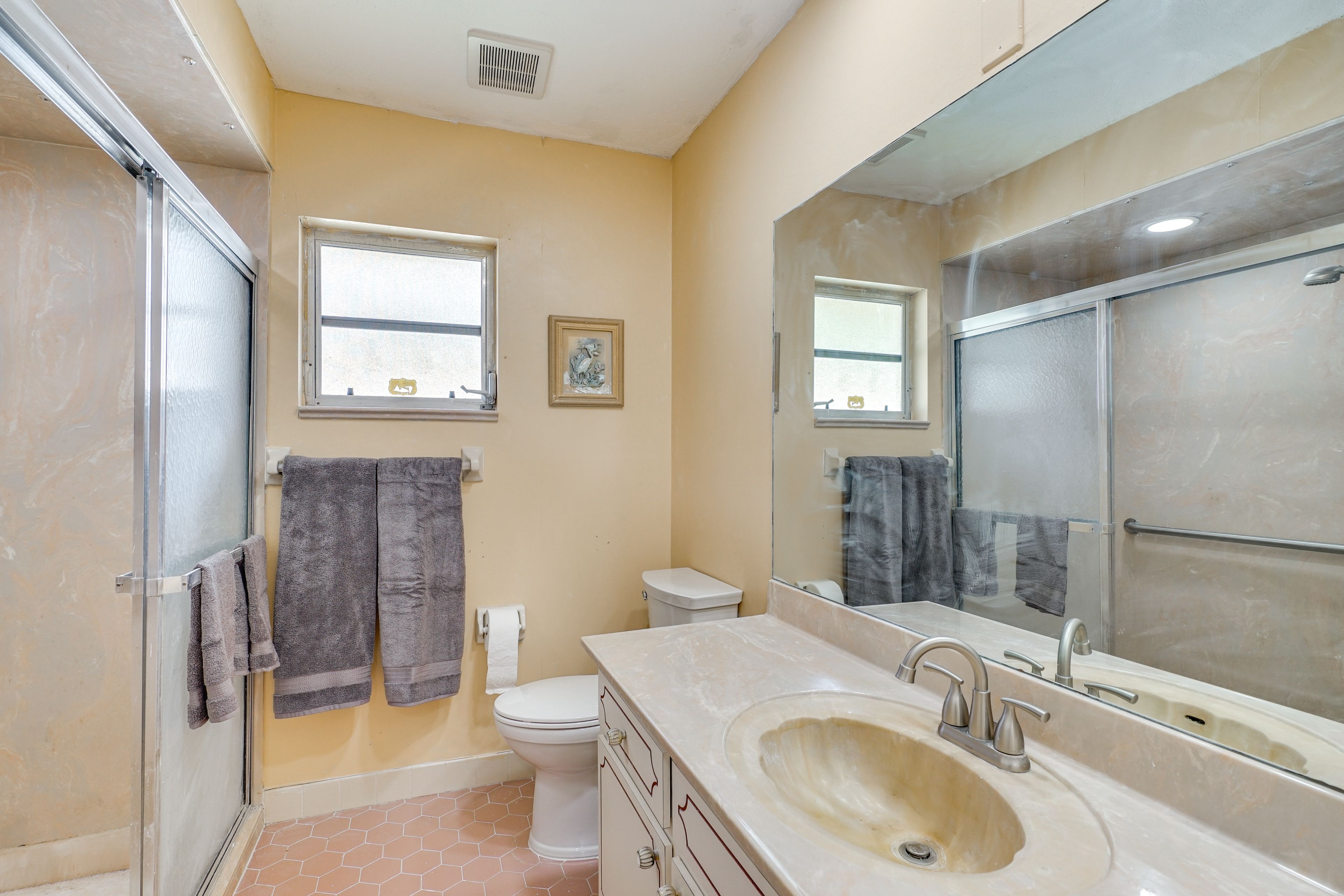 Full Bathroom | Towels Provided
