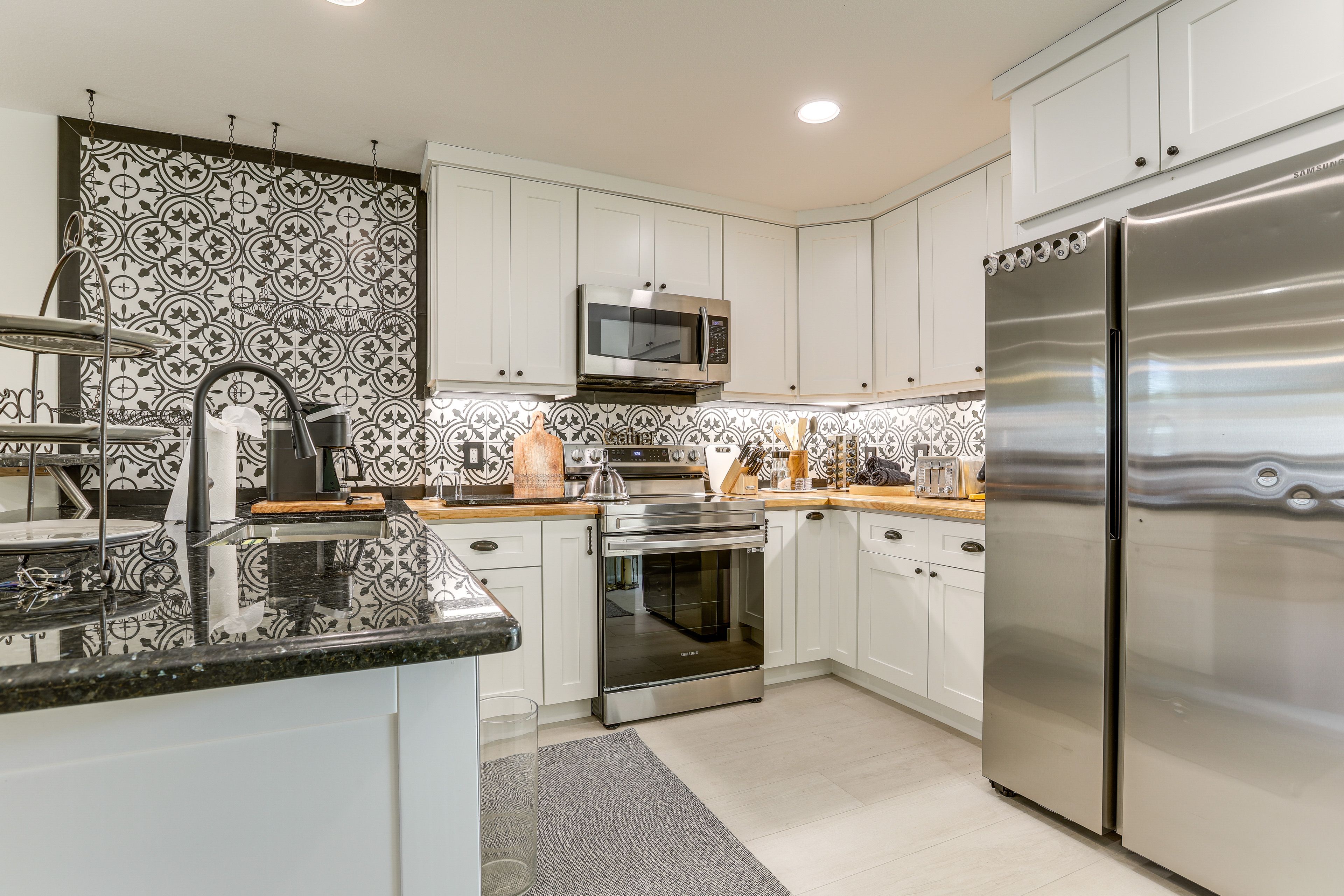 Kitchen | Breakfast Bar | Dishwasher | Drip Coffee Maker