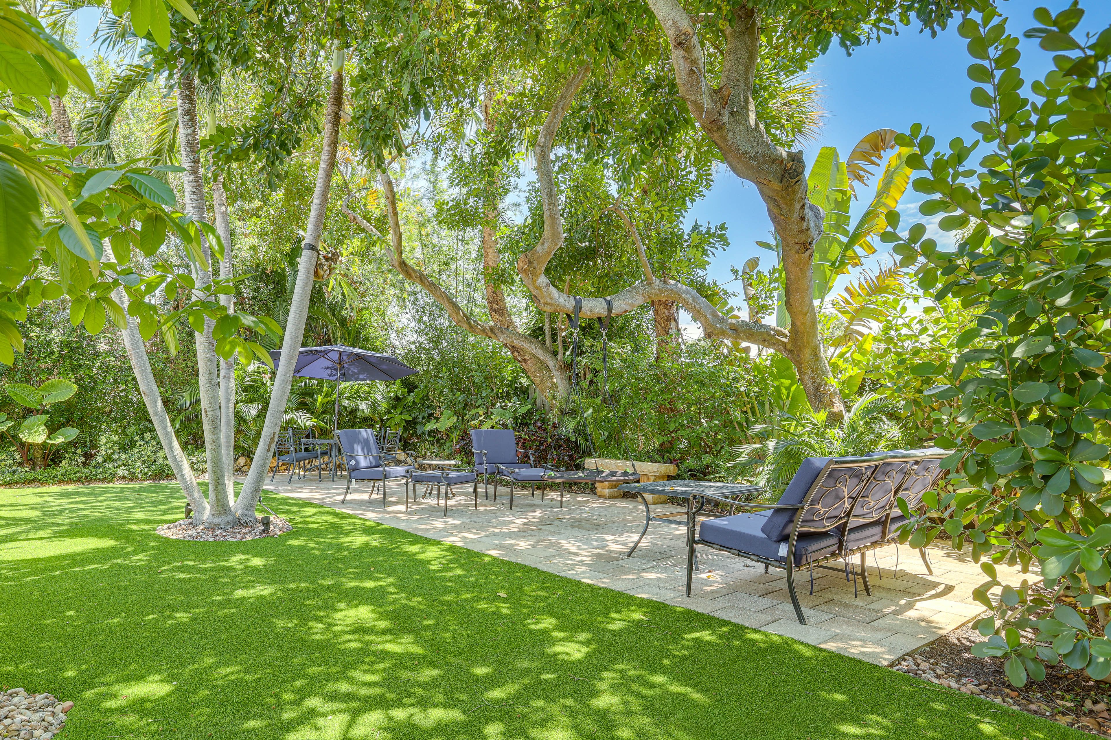Outdoor Space | Dining & Seating Area