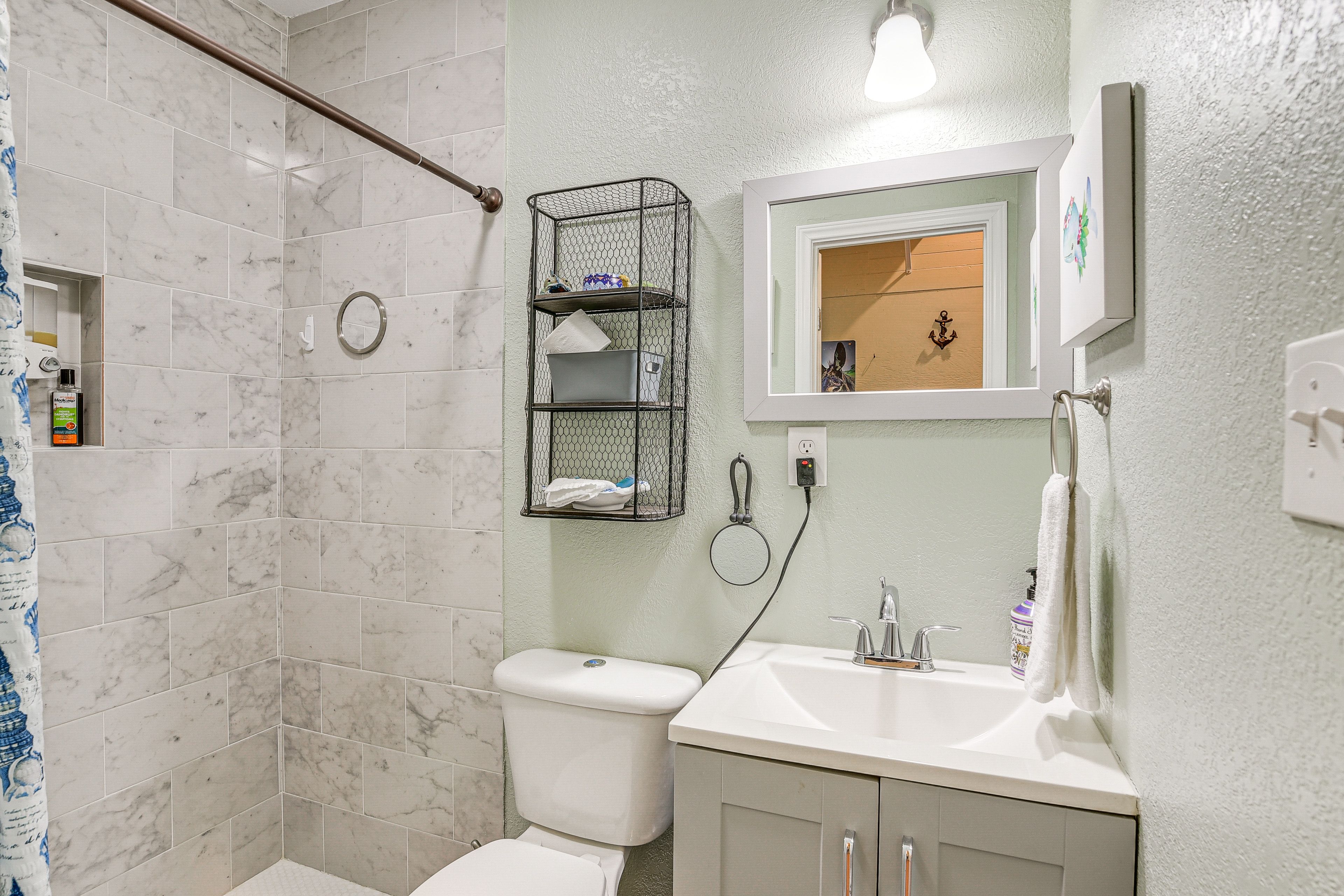 Full Bathroom | Towels Provided | Complimentary Toiletries