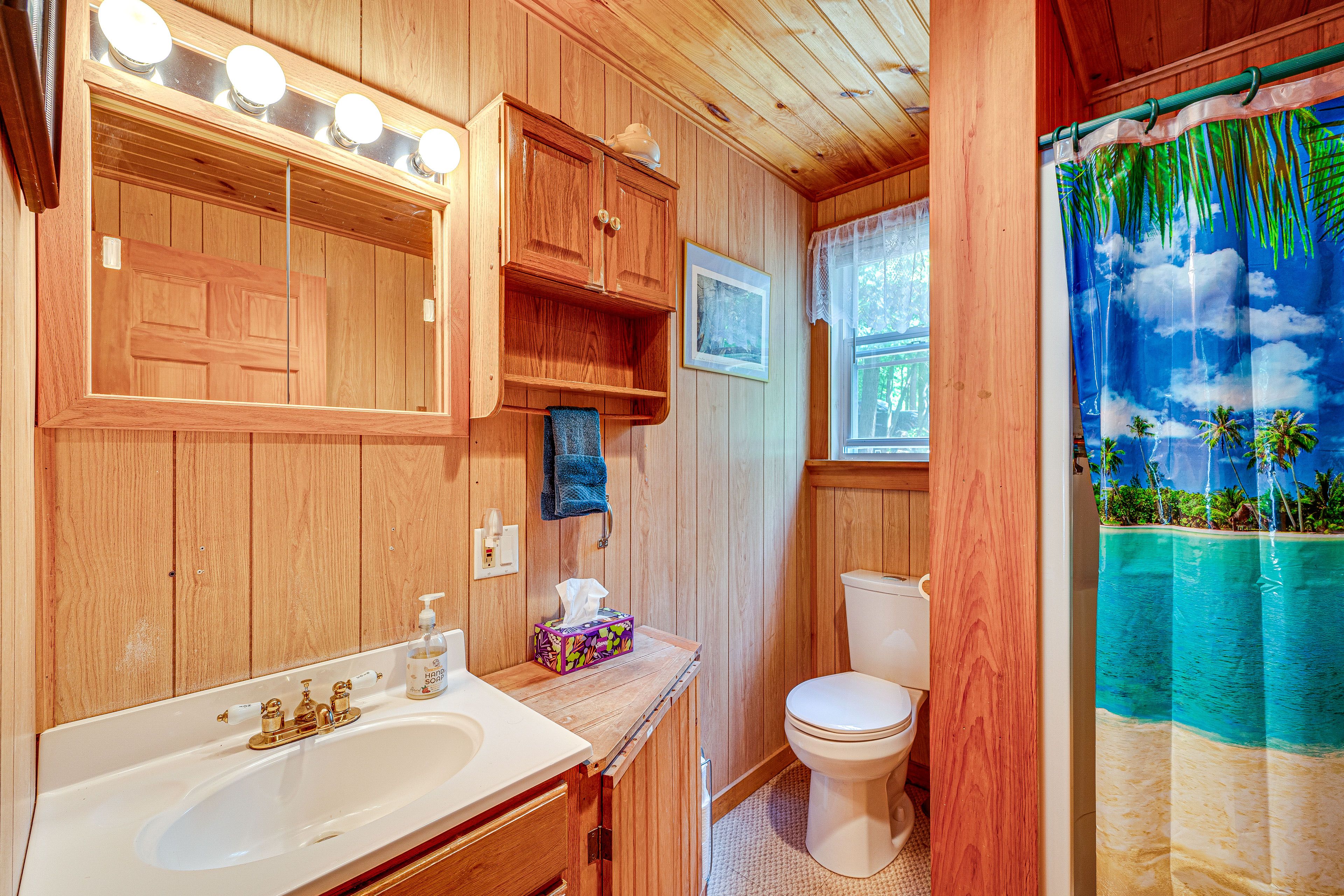 Full Bathroom | 1st Floor | Complimentary Toiletries