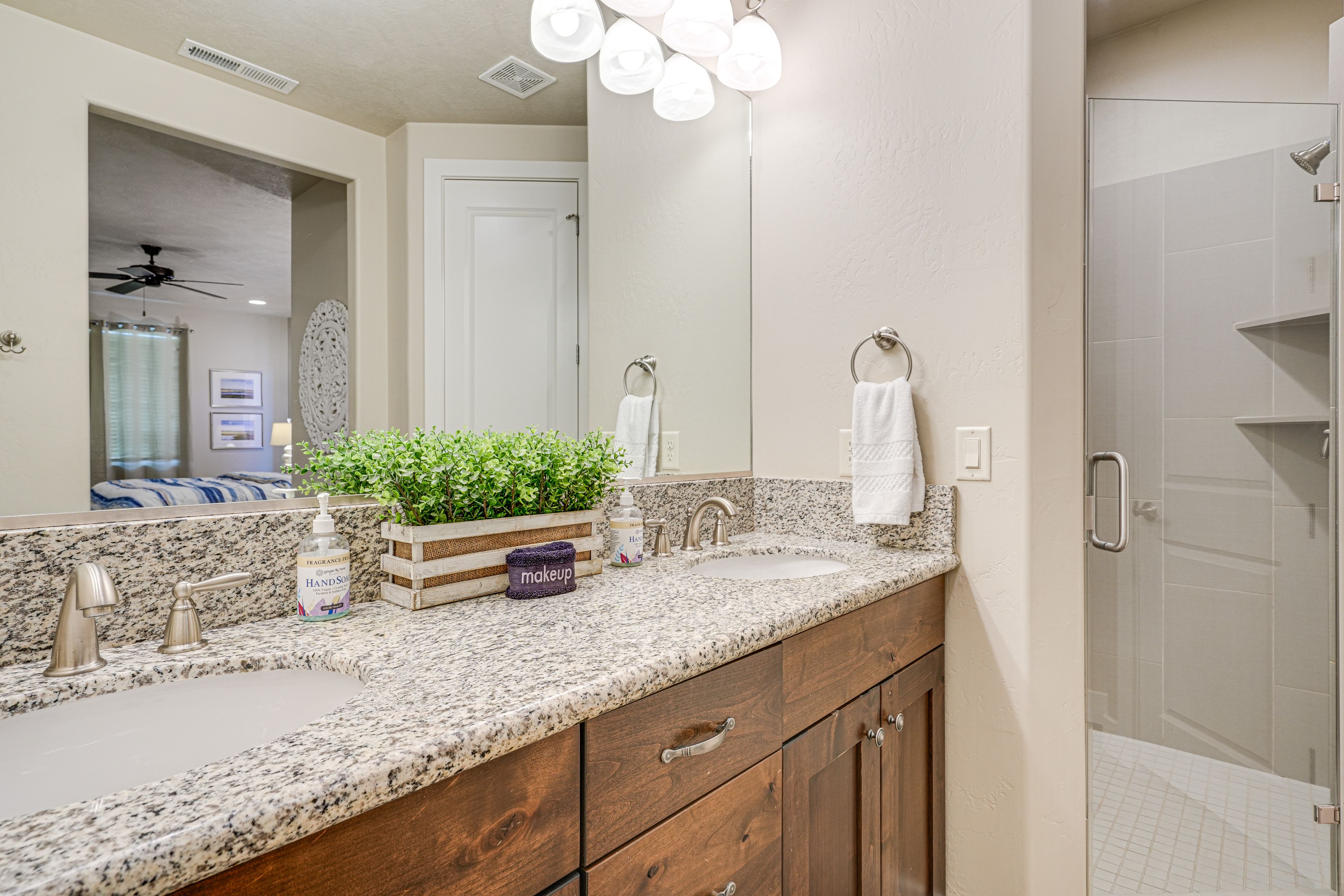 En-Suite Bathroom | Complimentary Toiletries | 1st Floor