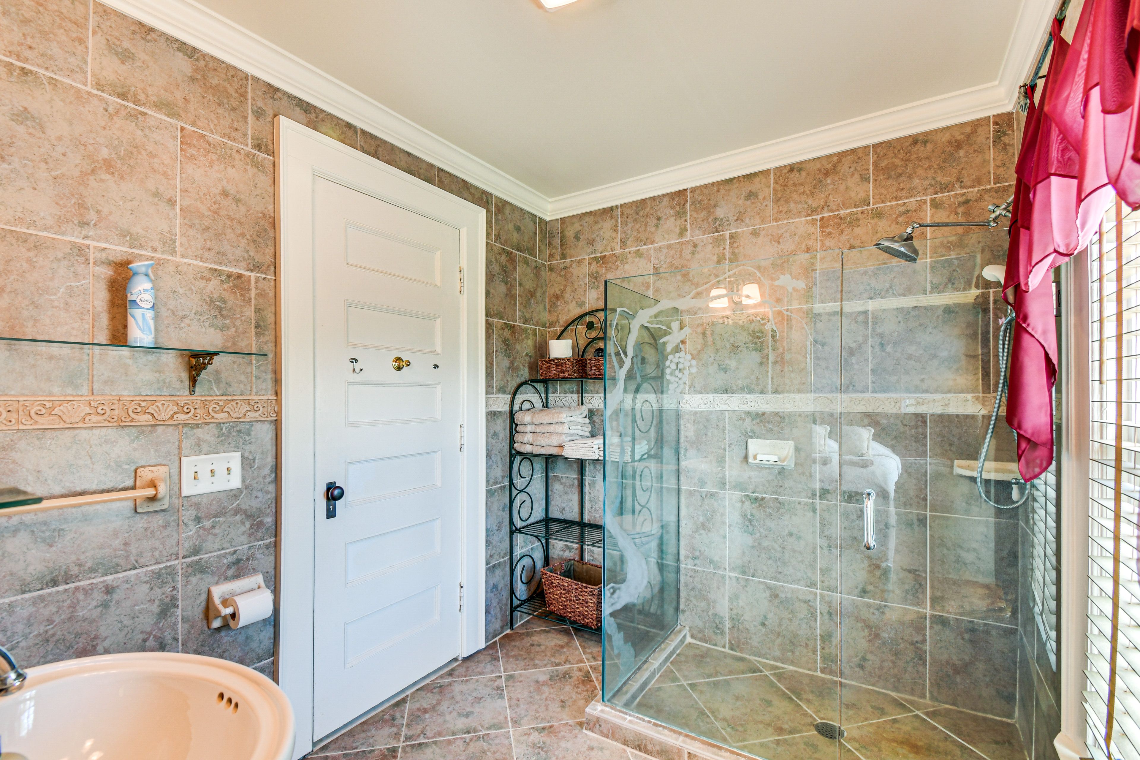 En-Suite Bathroom | 2nd Floor