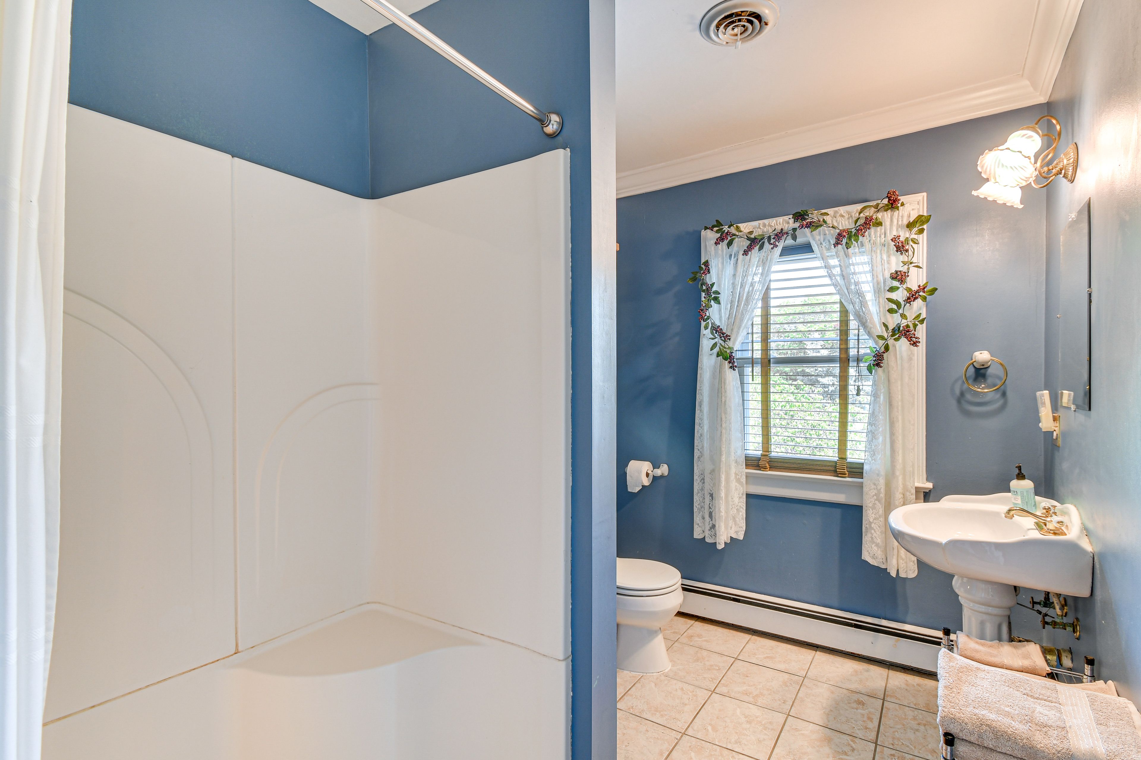 Full Bathroom | 2nd Floor