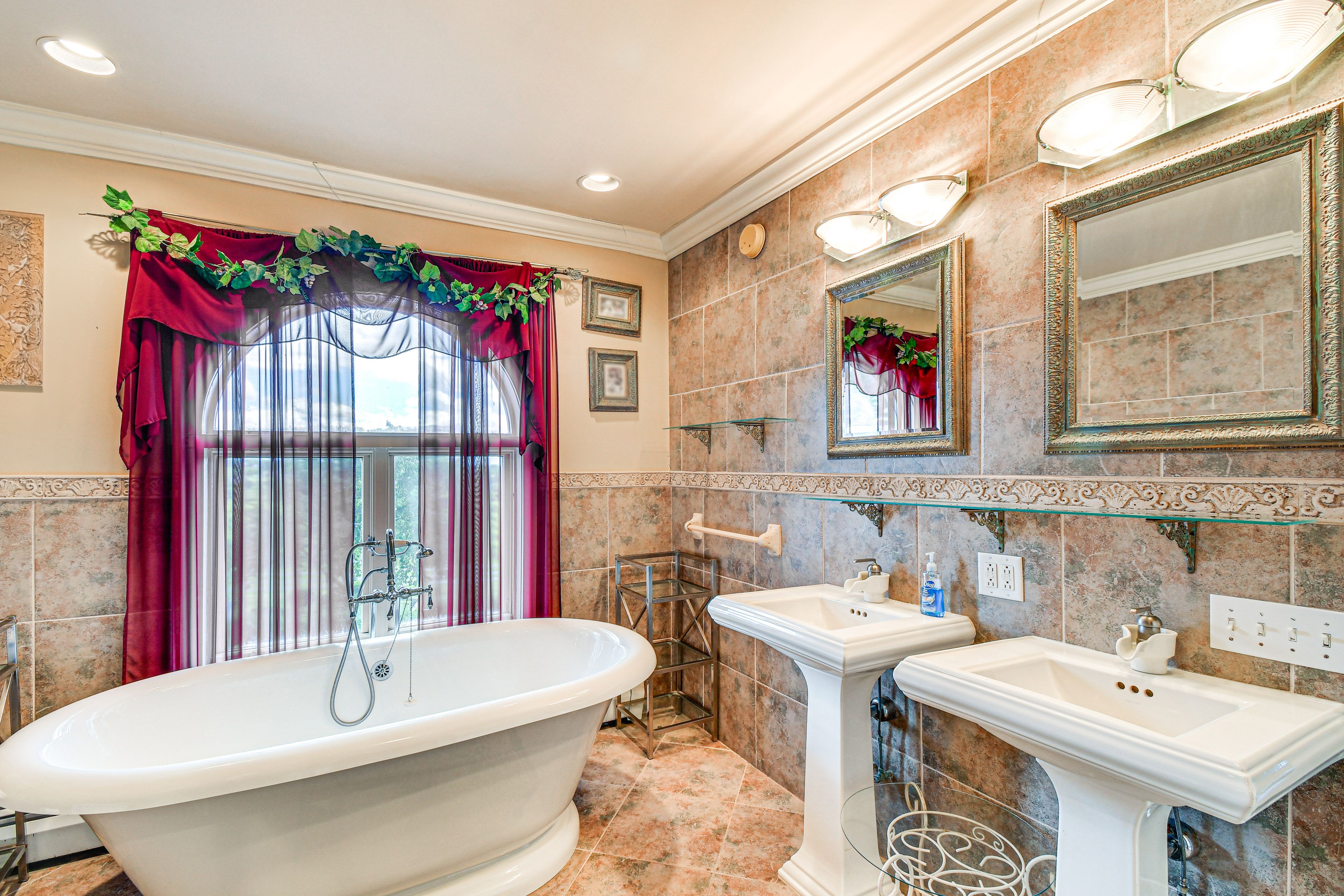 En-Suite Bathroom | Towels Provided | Complimentary Toiletries | 2nd Floor