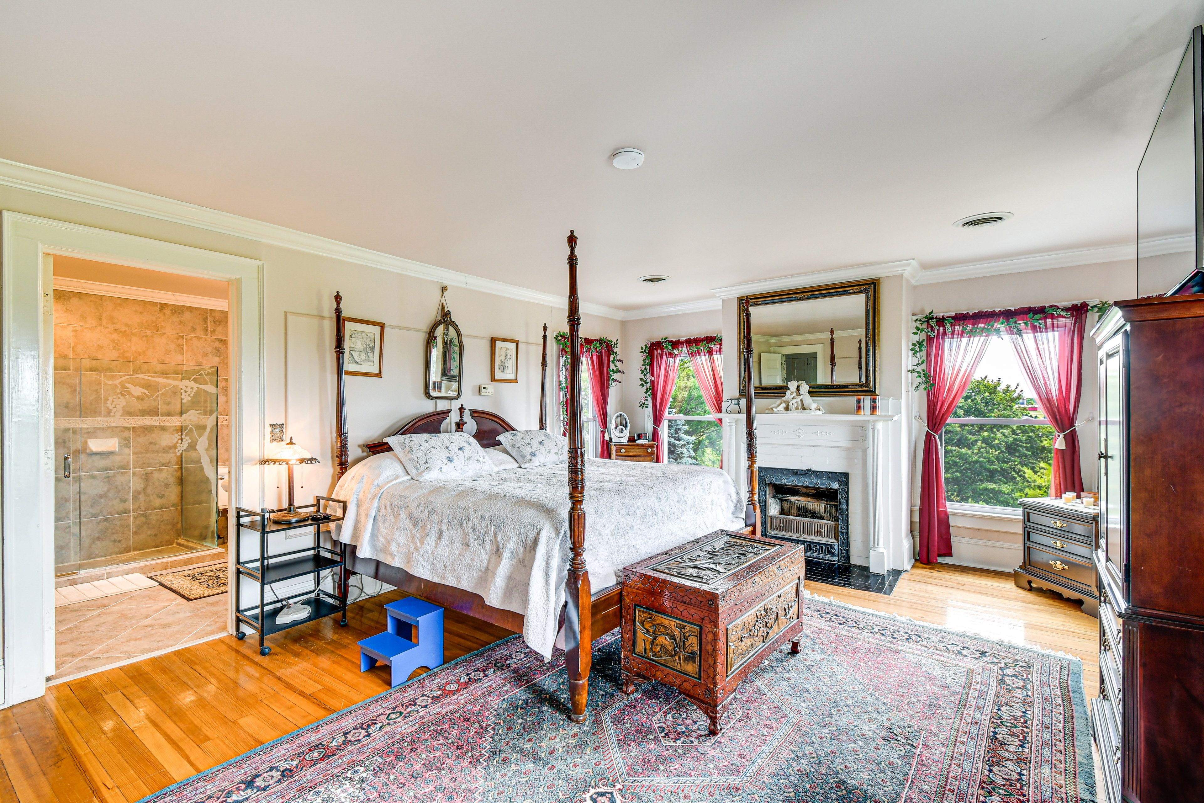 Bedroom 1 | King Bed | Linens Provided | En-Suite Bathroom | 2nd Floor