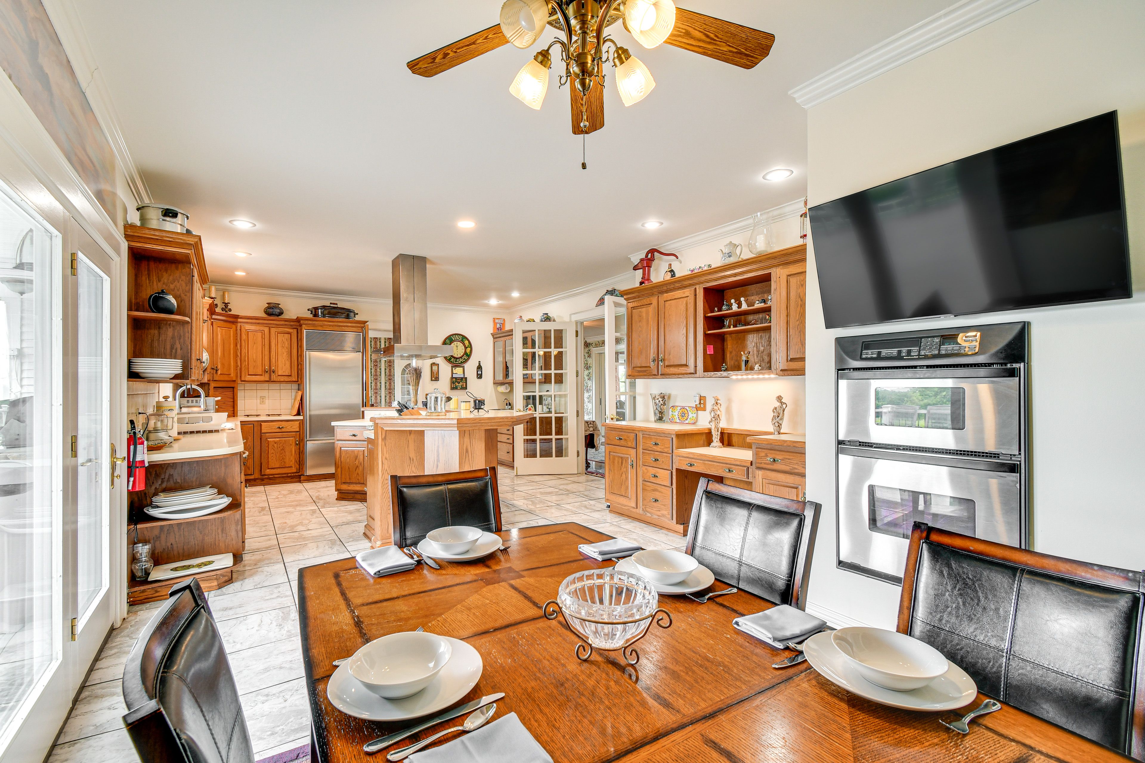 Breakfast Nook | Double Oven | Smart TV | 1st Floor