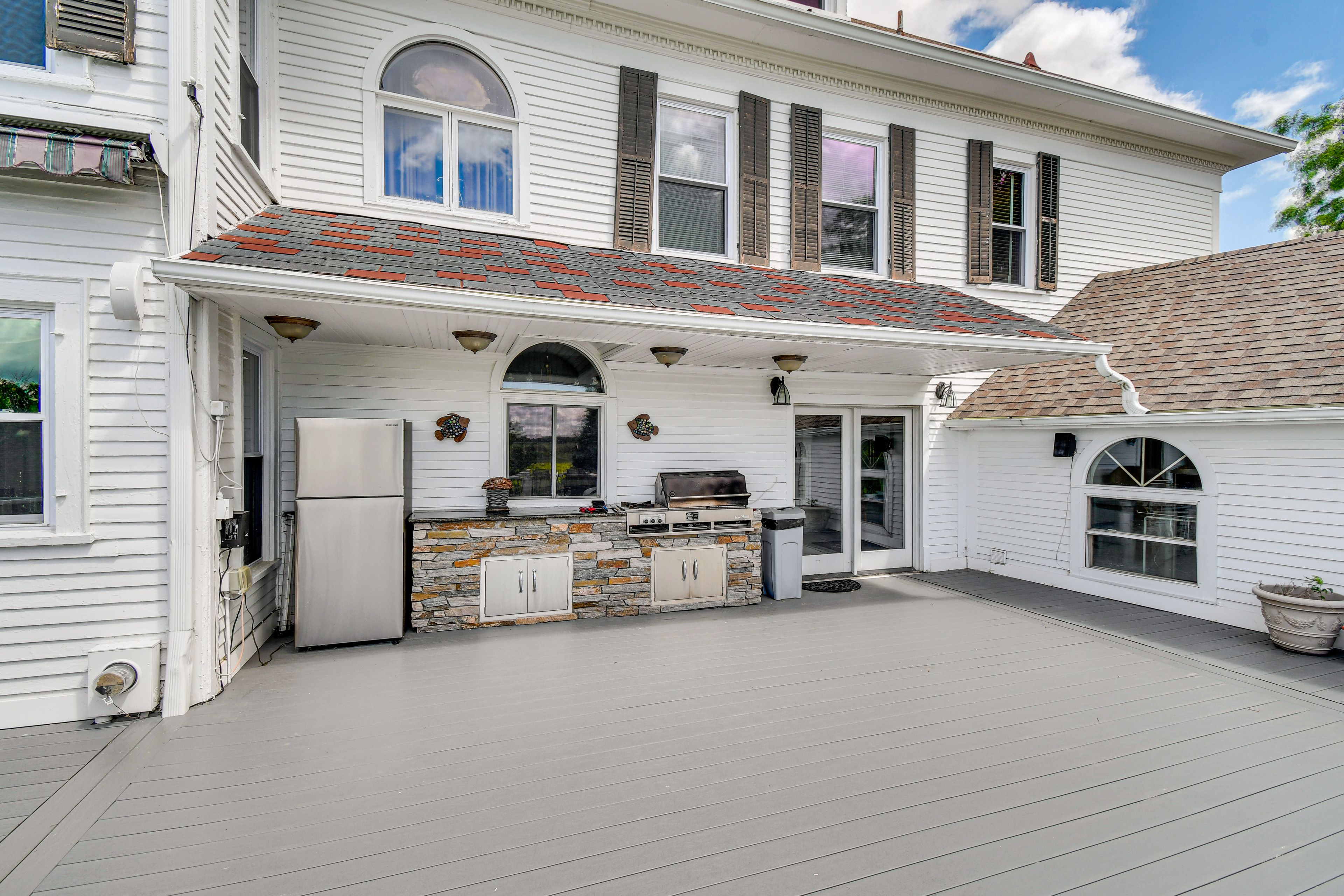 Private Back Deck | Outdoor Kitchen | Gas Grill | Full Fridge