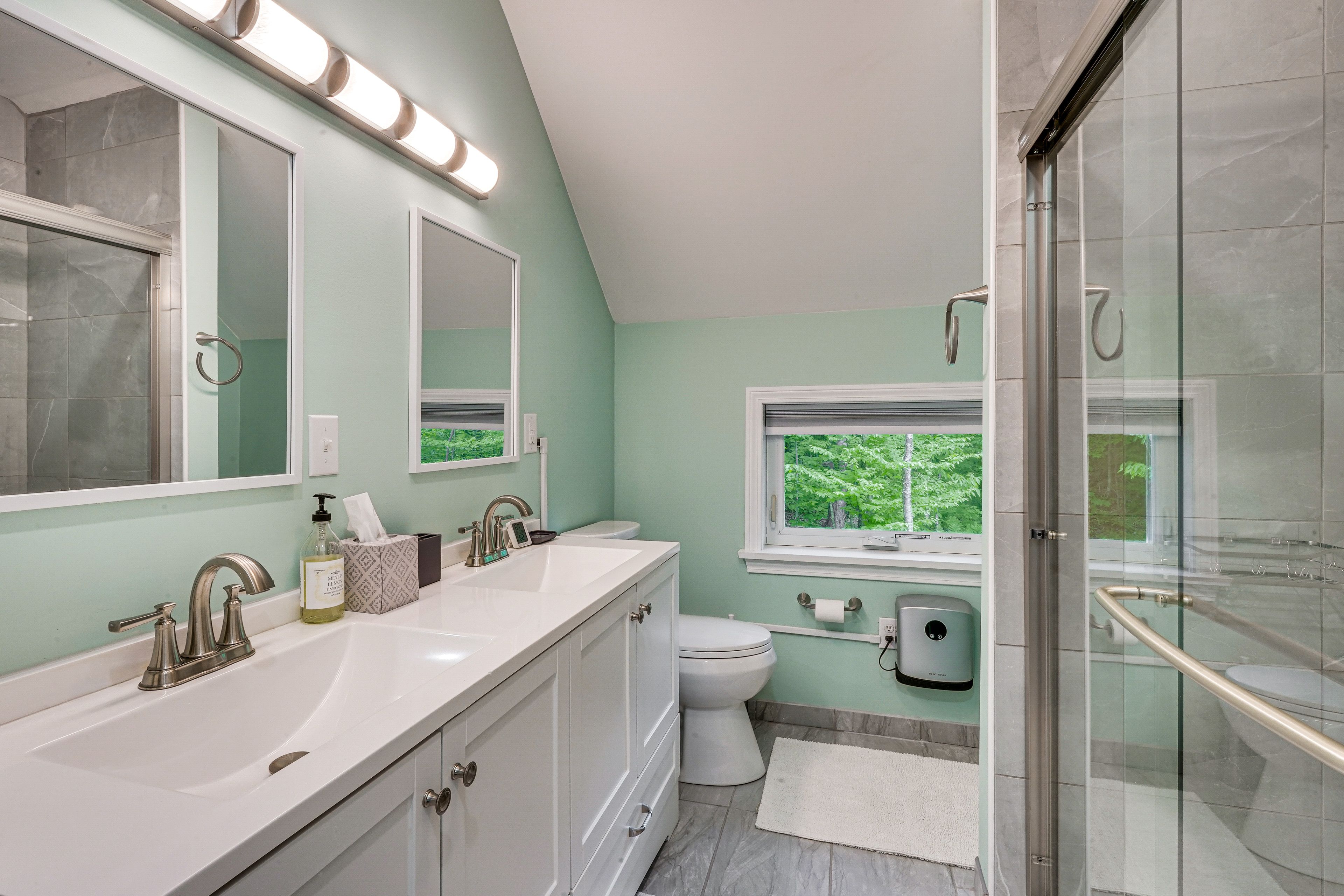 Full Bathroom | 2nd Floor