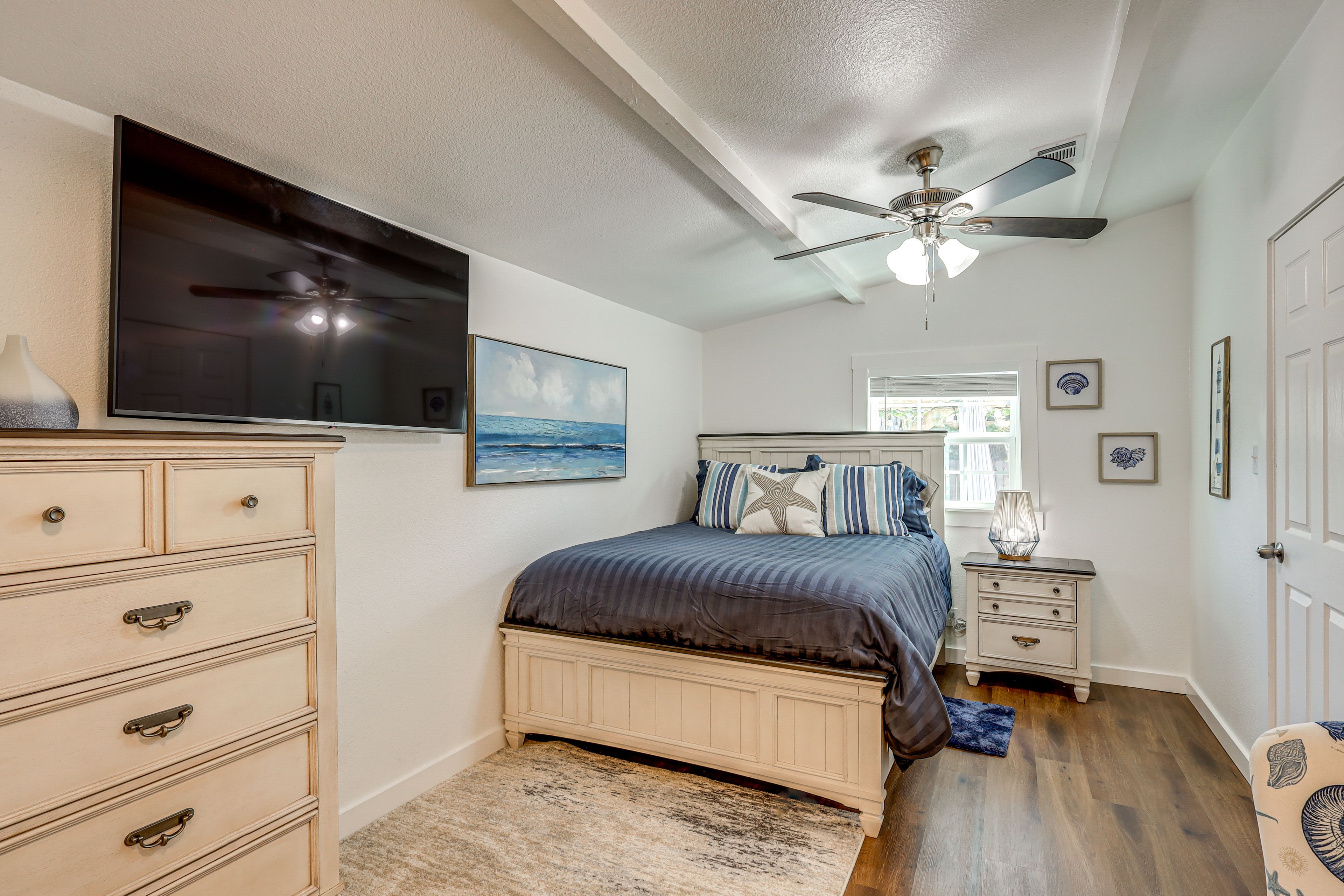 Bedroom 1 | Queen Bed | Smart TV | En-Suite Bathroom