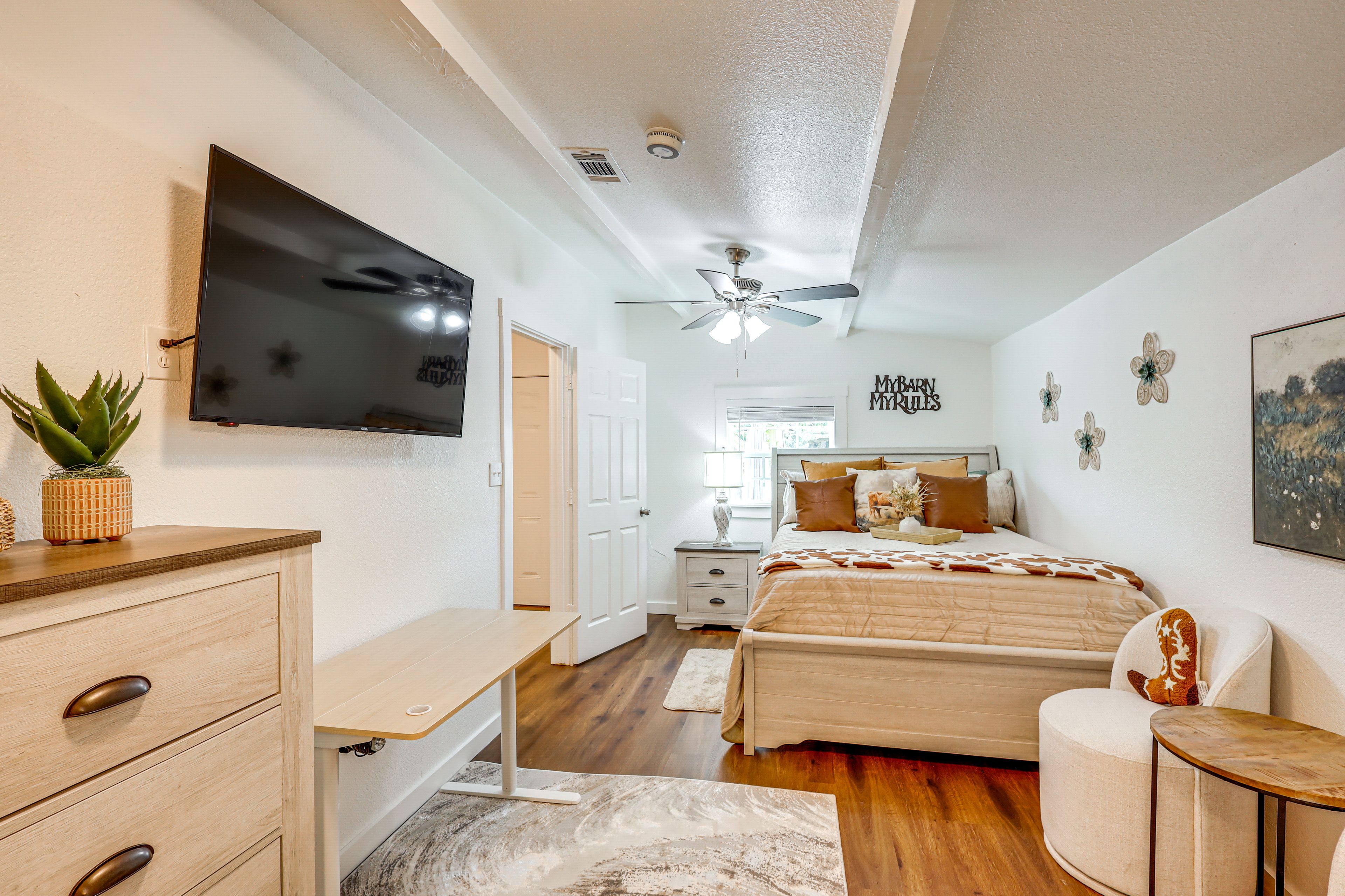 Bedroom 2 | Queen Bed | Smart TV | En-Suite Bathroom