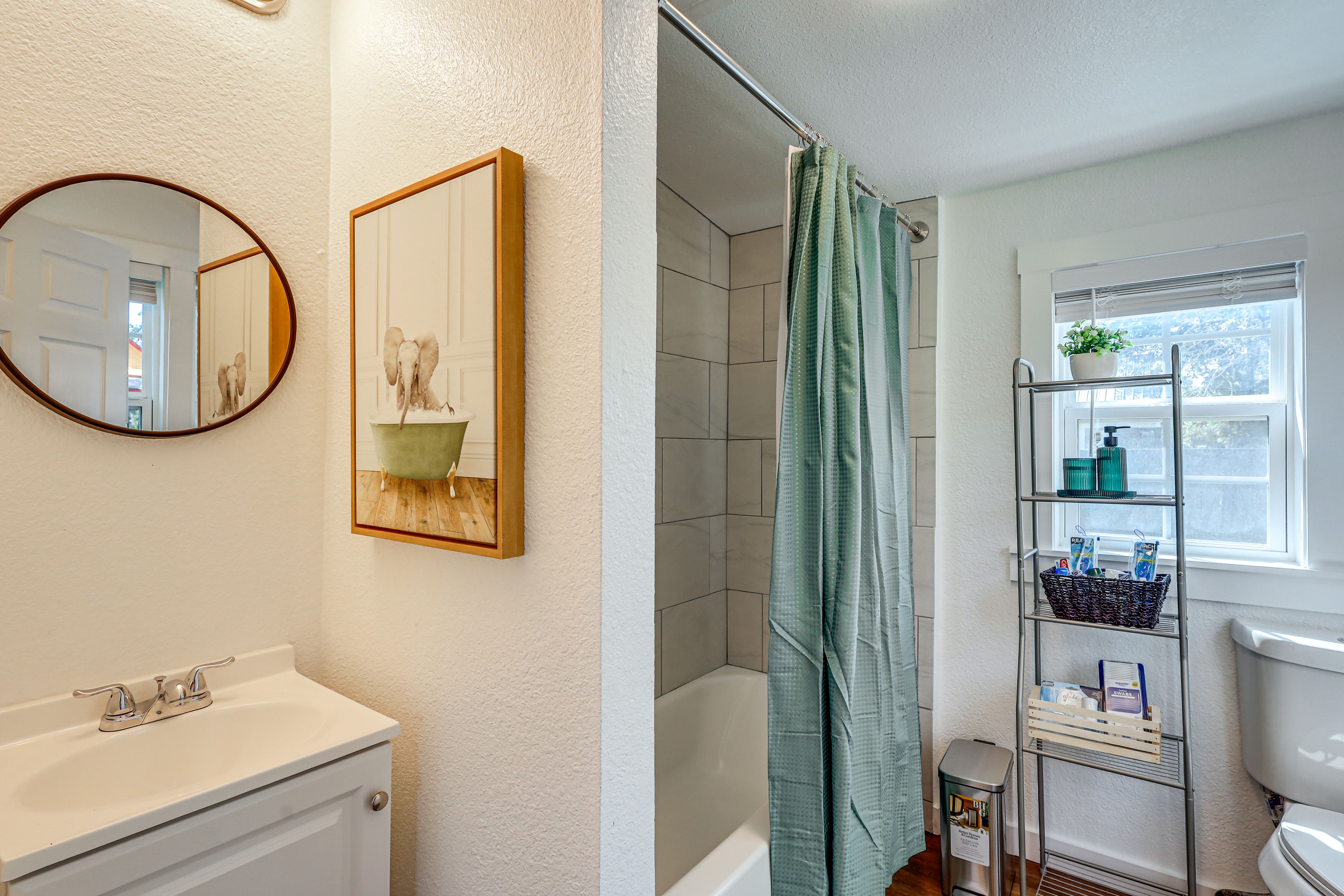 Full Bathroom | Towels & Linens Provided