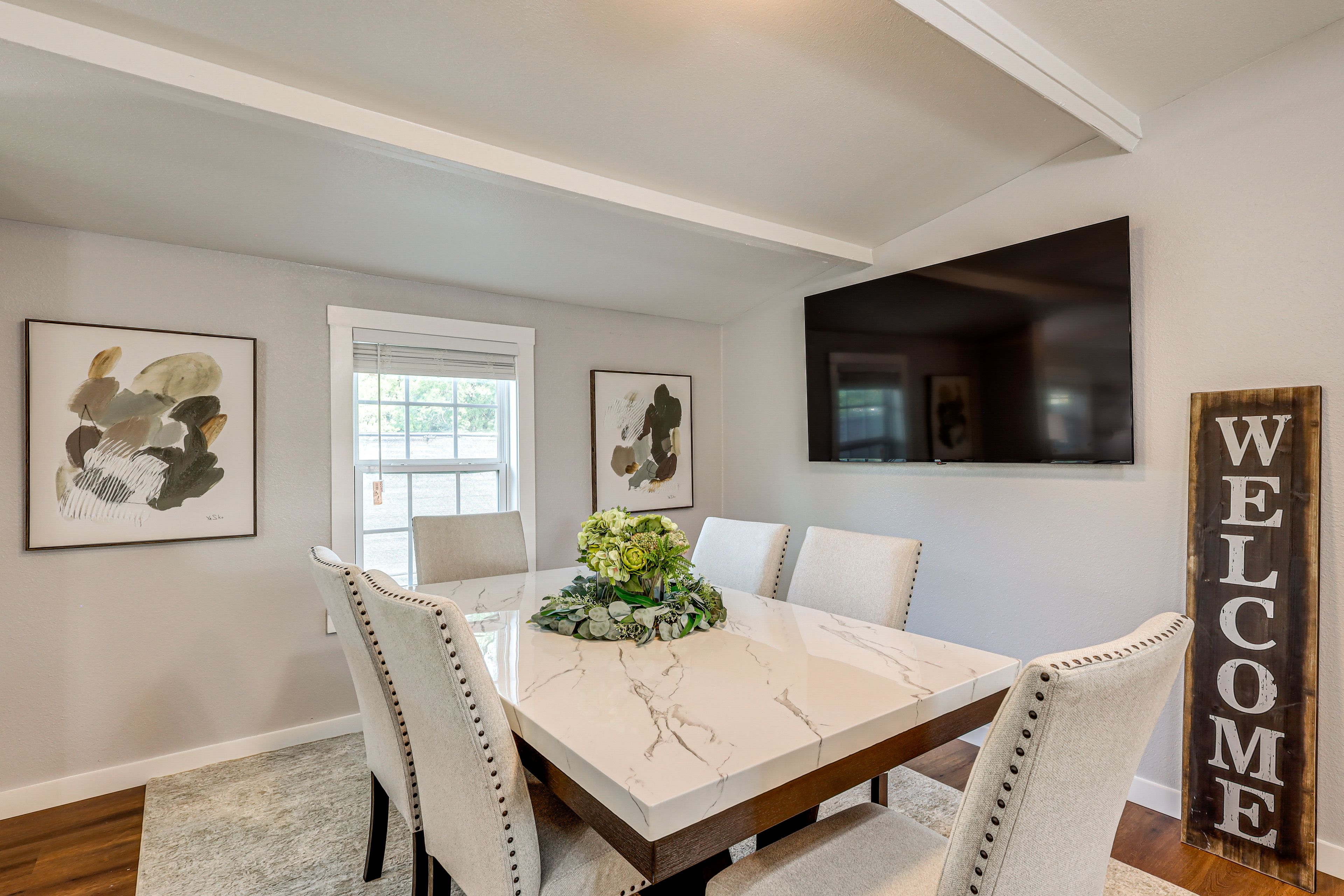 Dining Area | Smart TV