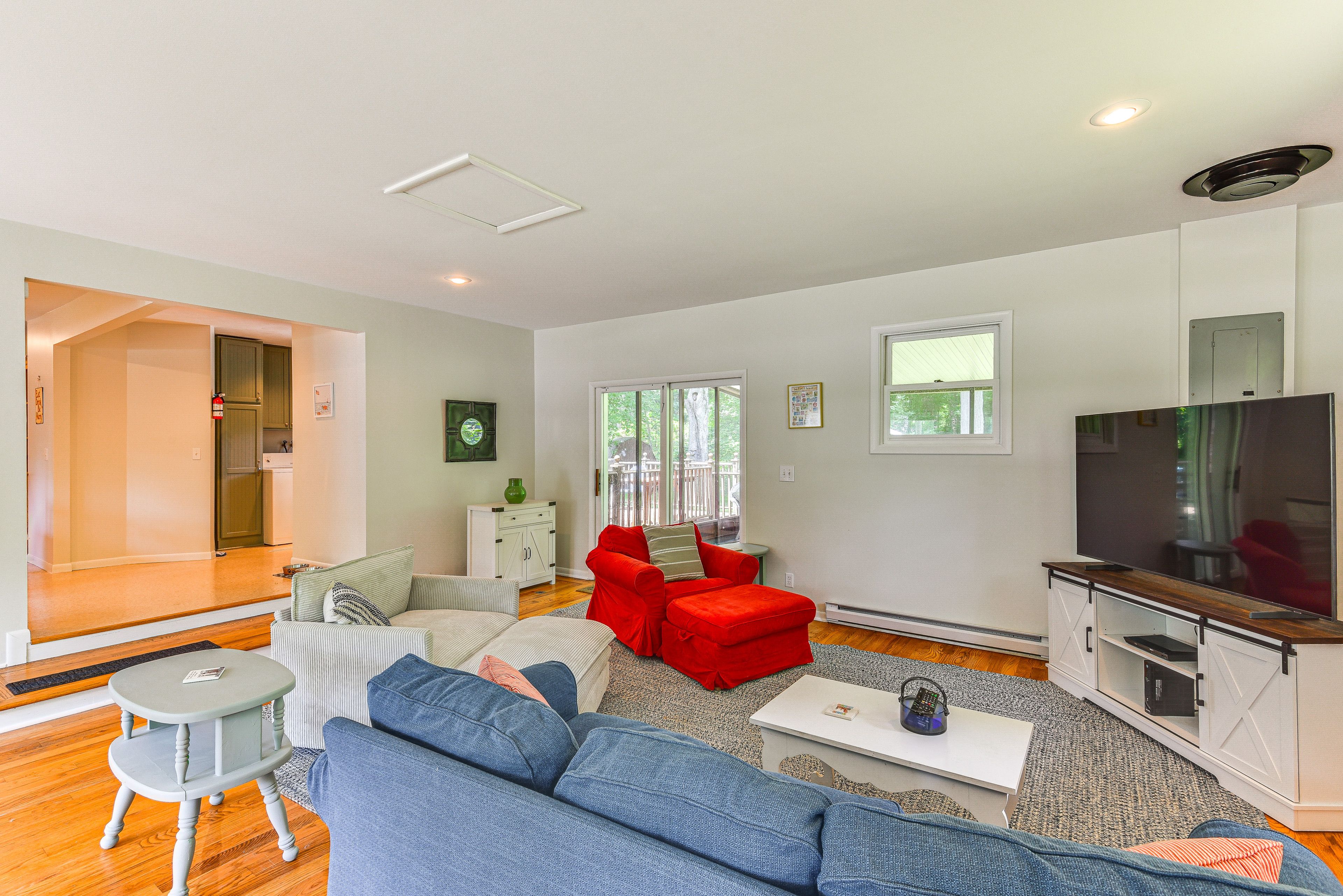 Living Room | Free WiFi | Central Heating & A/C | Smart TV