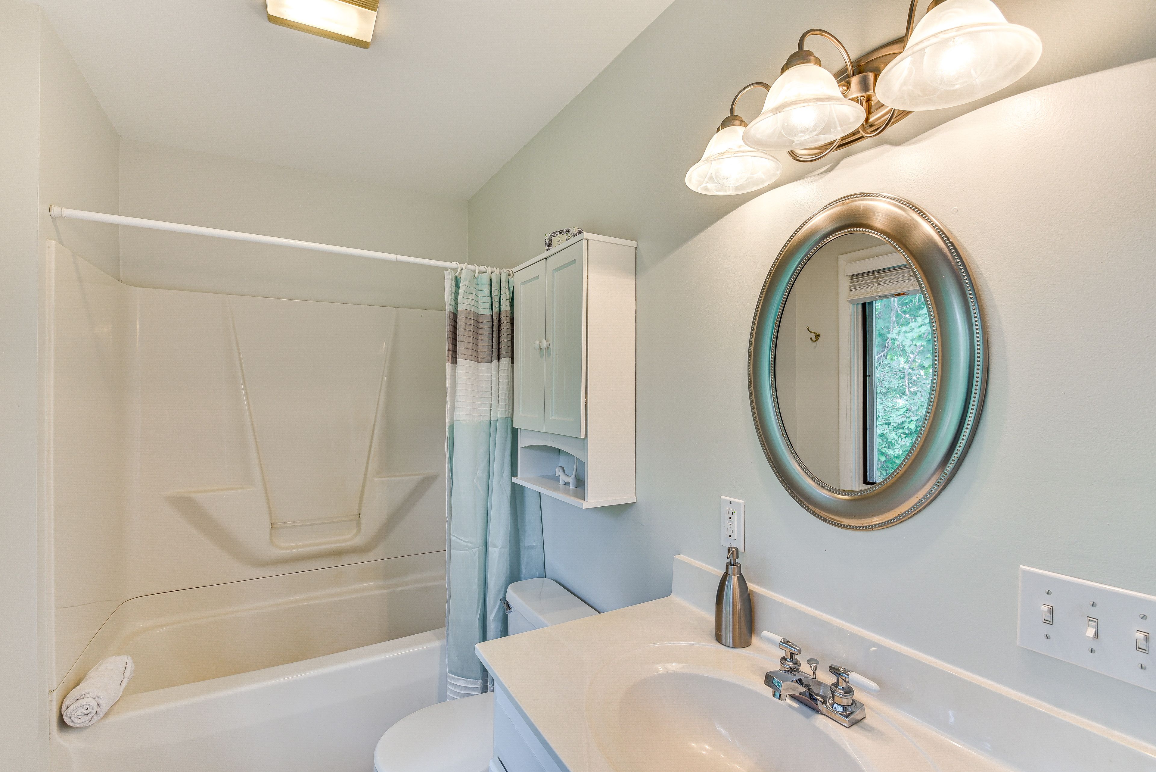 Bathroom | Complimentary Toiletries | Towels Provided