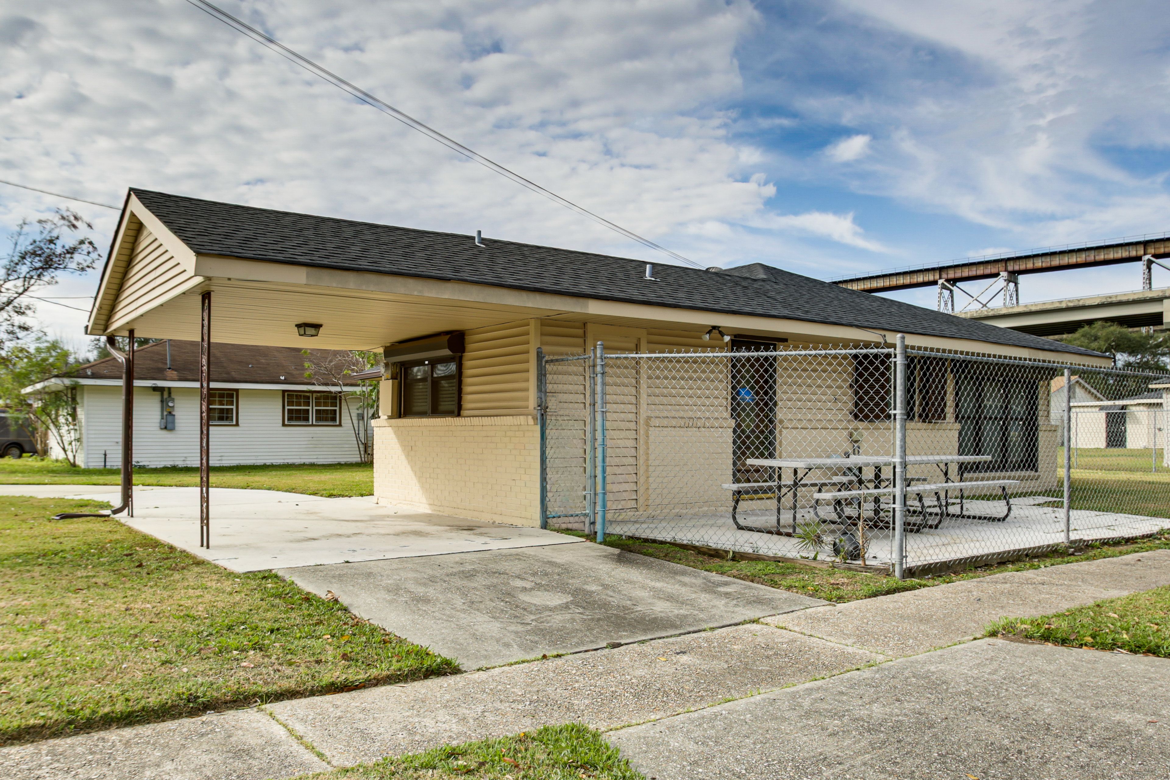 Parking | Driveway (3 Vehicles) | RV/Trailer Parking | Free Street Parking