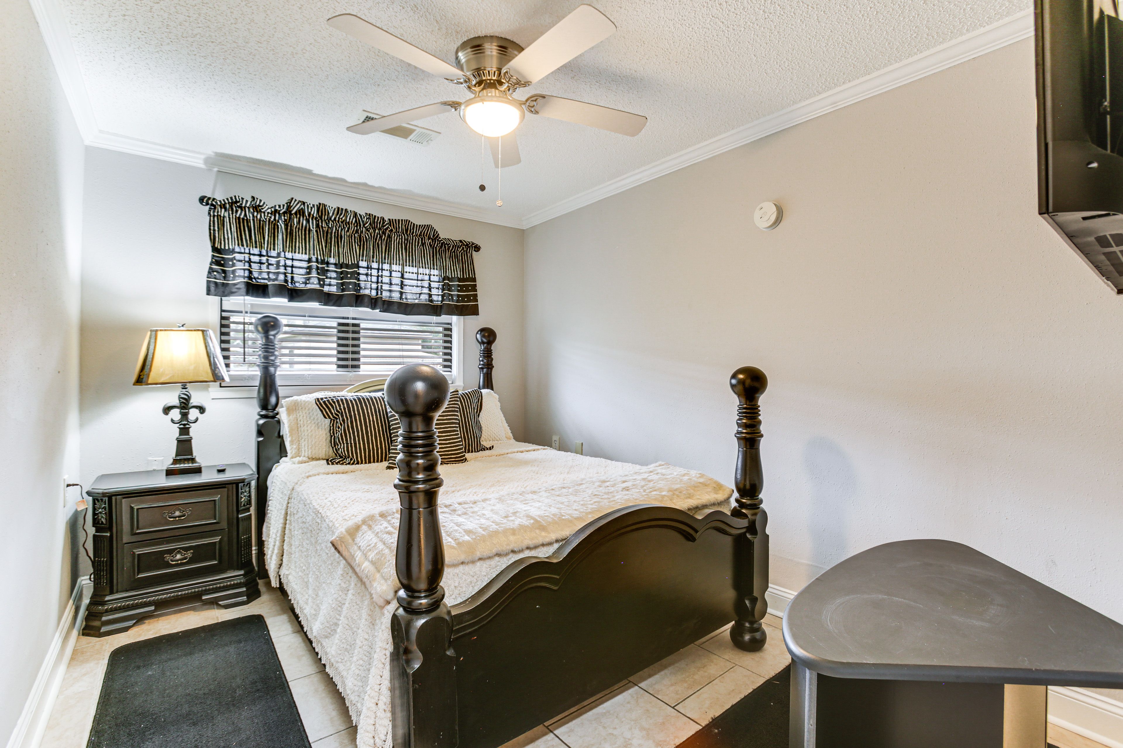 Bedroom 2 | Queen Bed | Smart TV