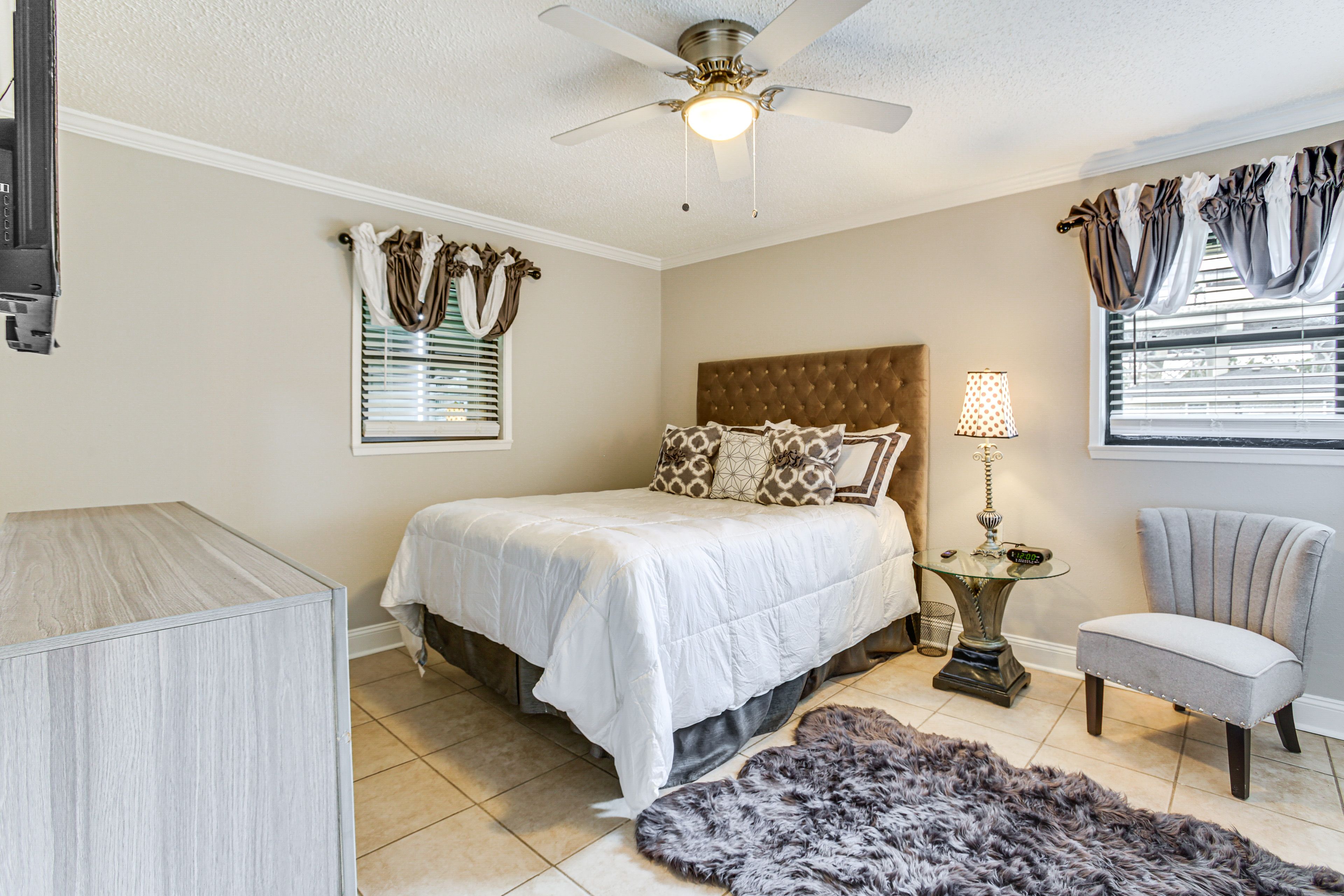 Bedroom 1 | Queen Bed | Smart TV