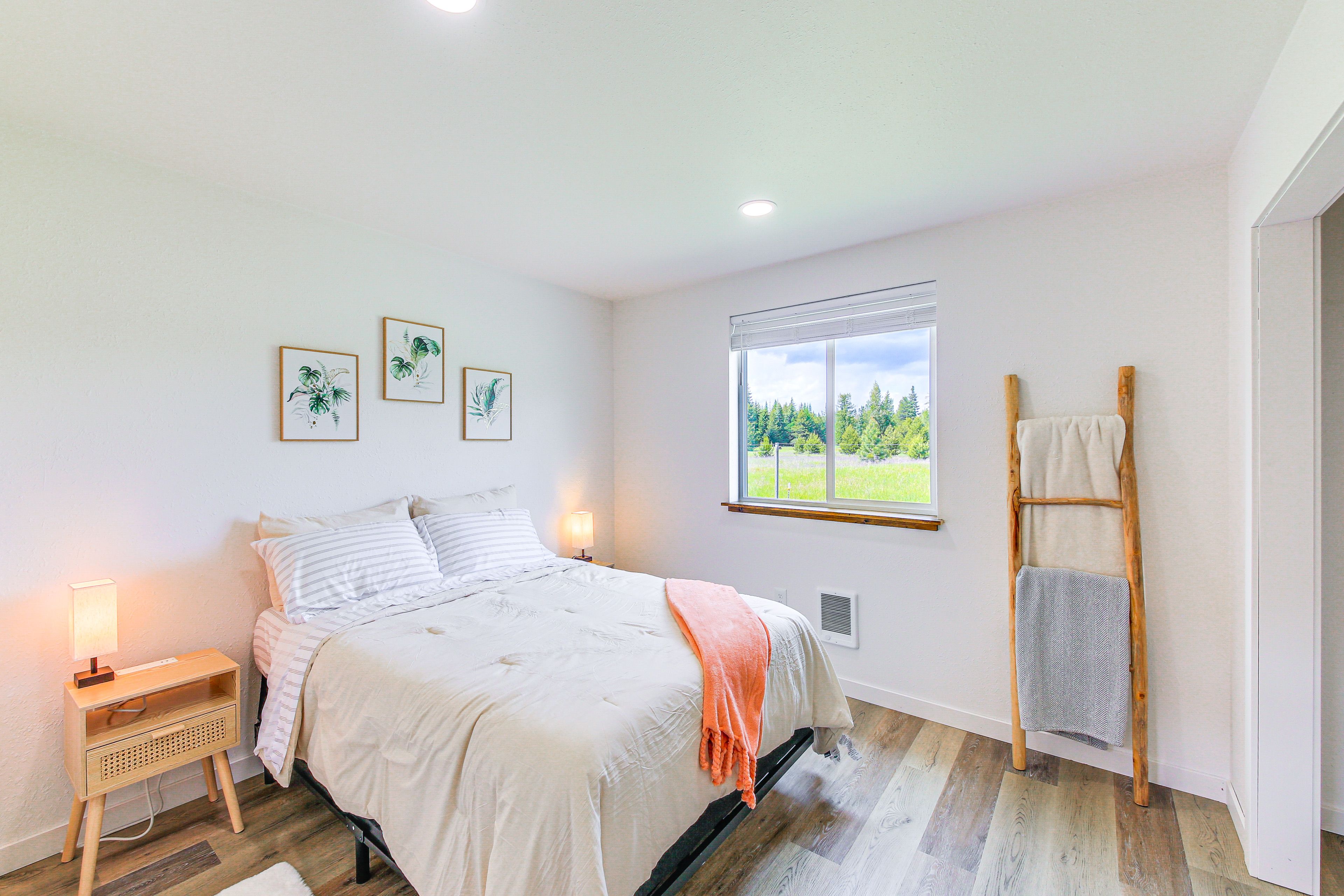 Bedroom | Full Bed | Linens Provided