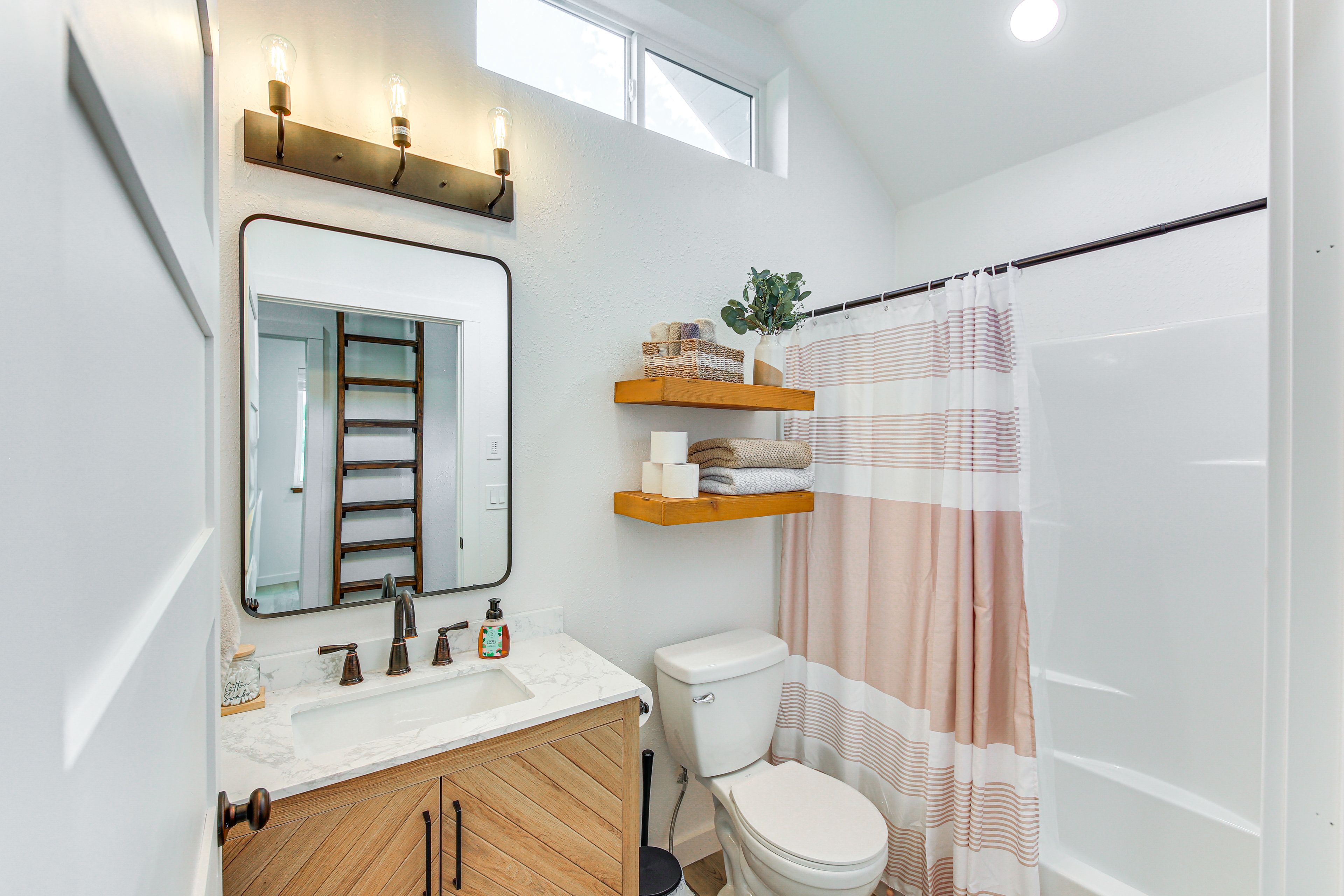 Full Bathroom | Shower/Tub Combo | Towels Provided | Hair Dryer