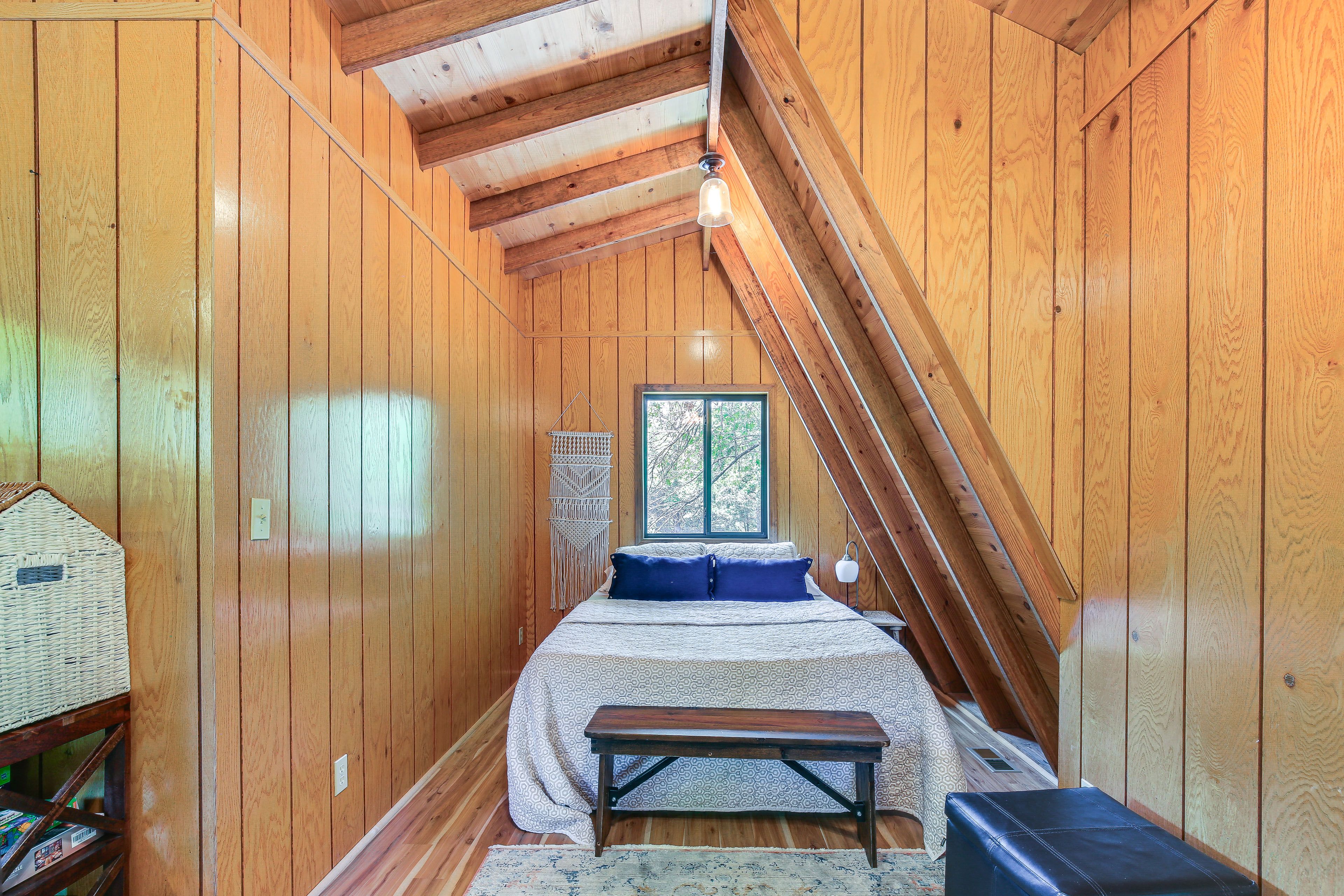 Loft | Queen Bed | Queen Sleeper Sofa | Board Games | Free WiFi | 2nd Floor
