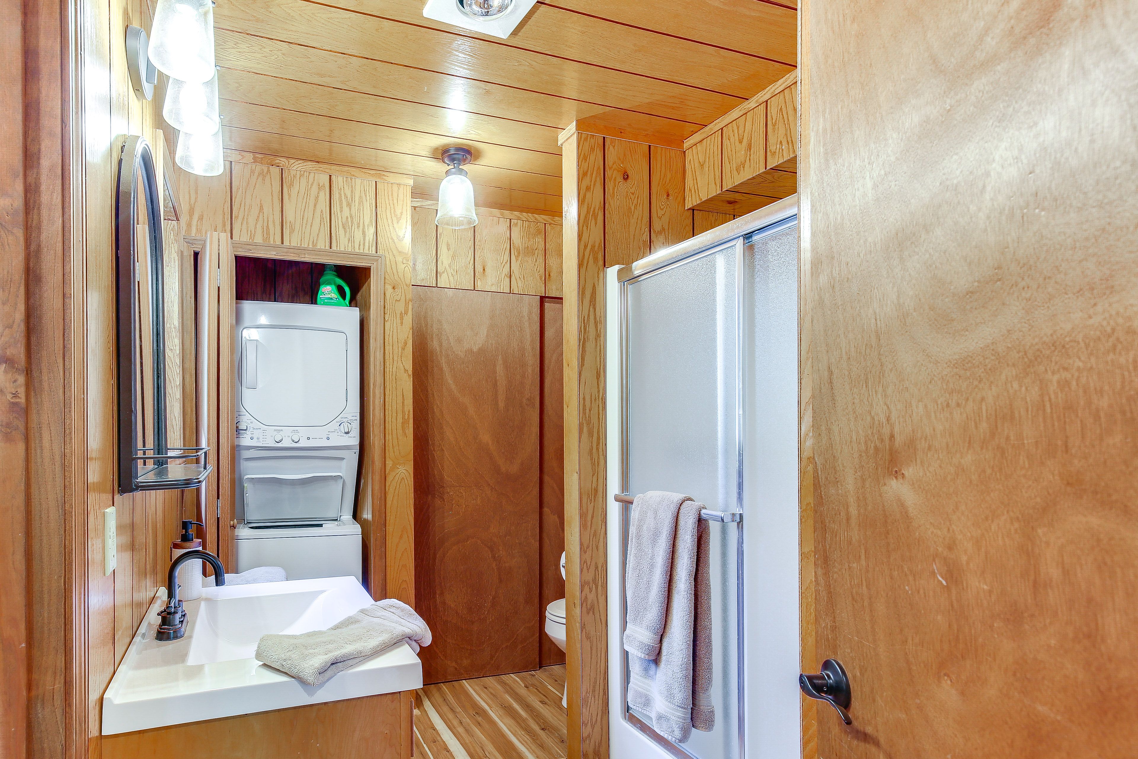 Full Bath | Towels | Hair Dryer | 1st Floor