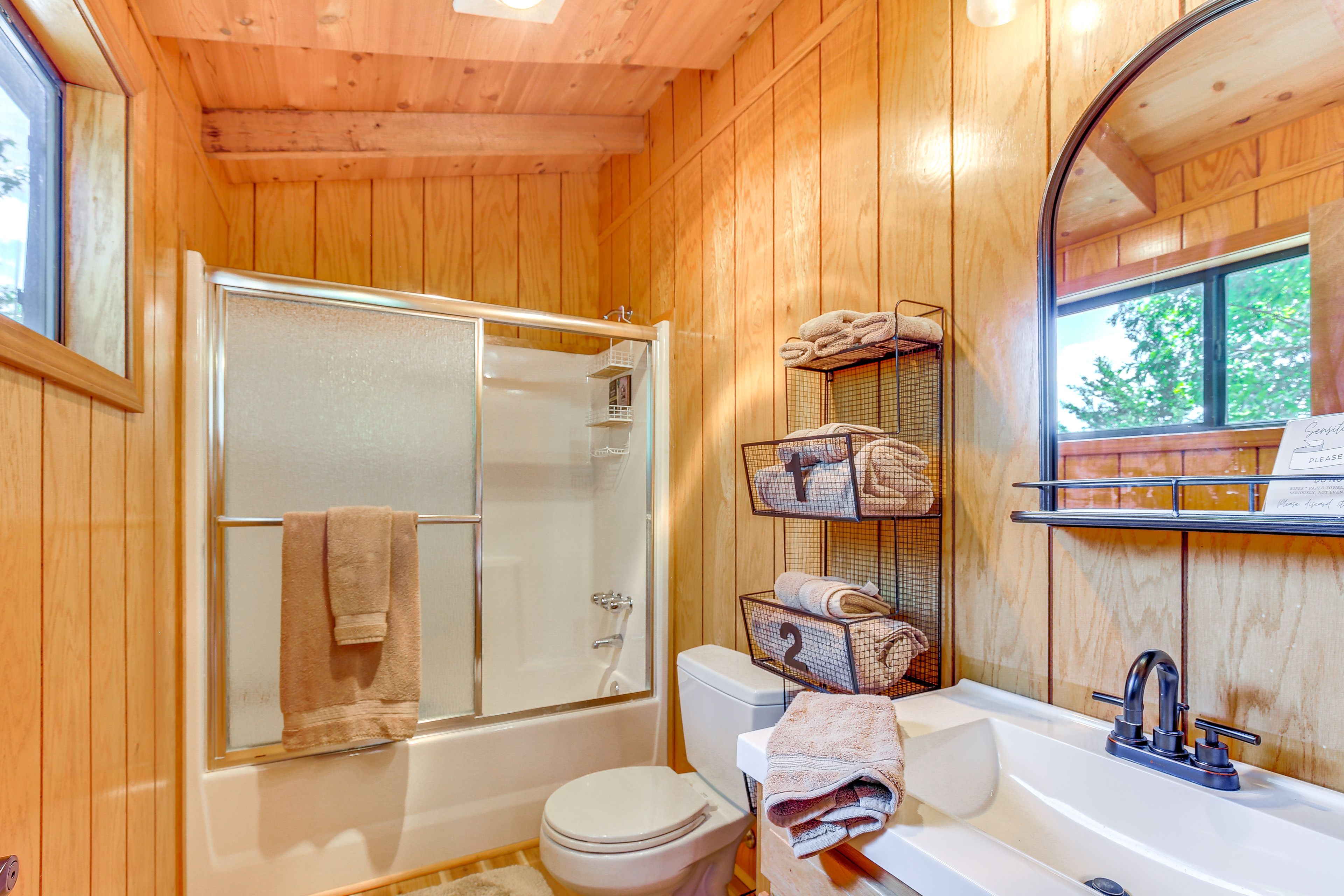 Full Bath | Complimentary Toiletries | 2nd Floor
