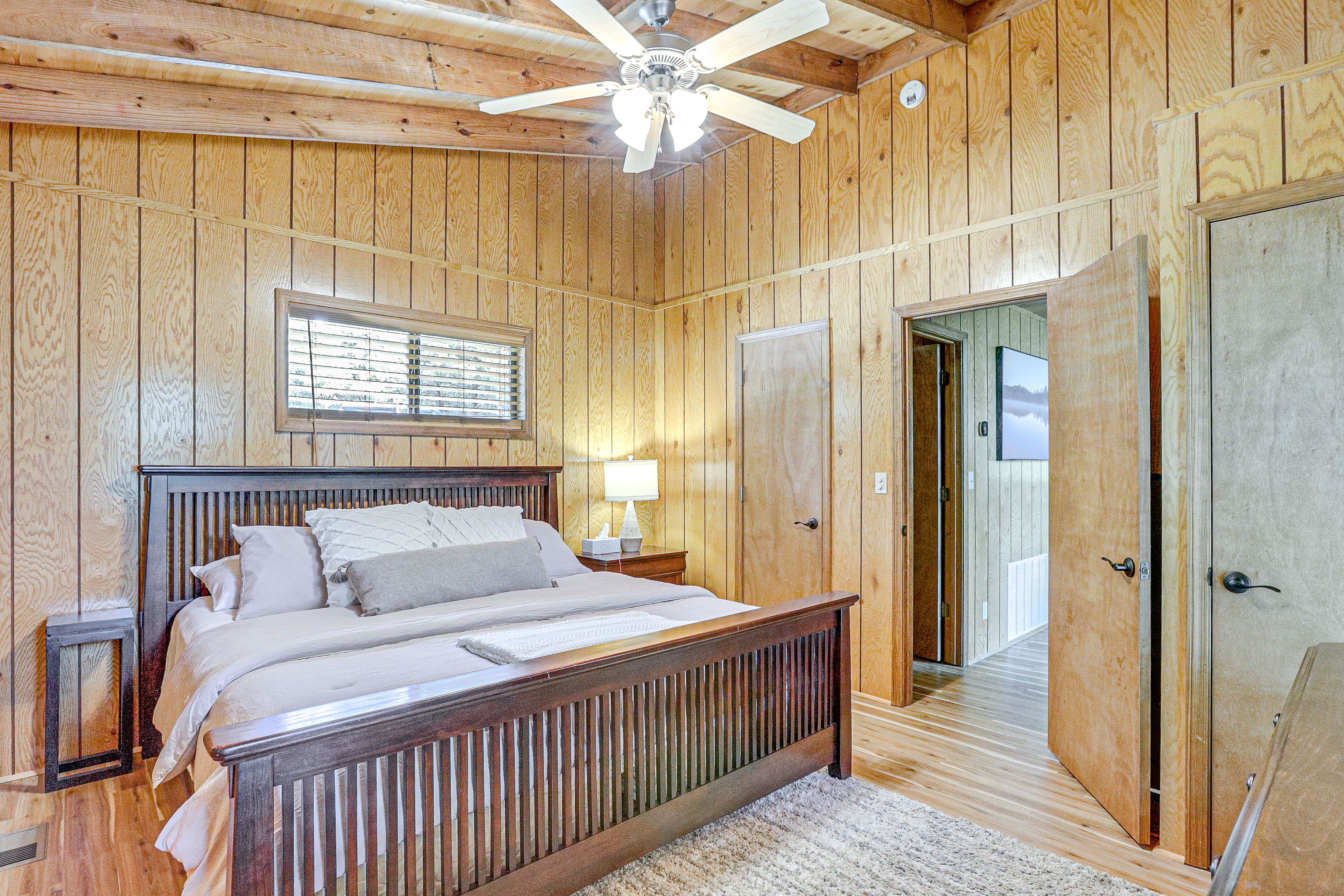 Bedroom 1 | King Bed | 1st Floor