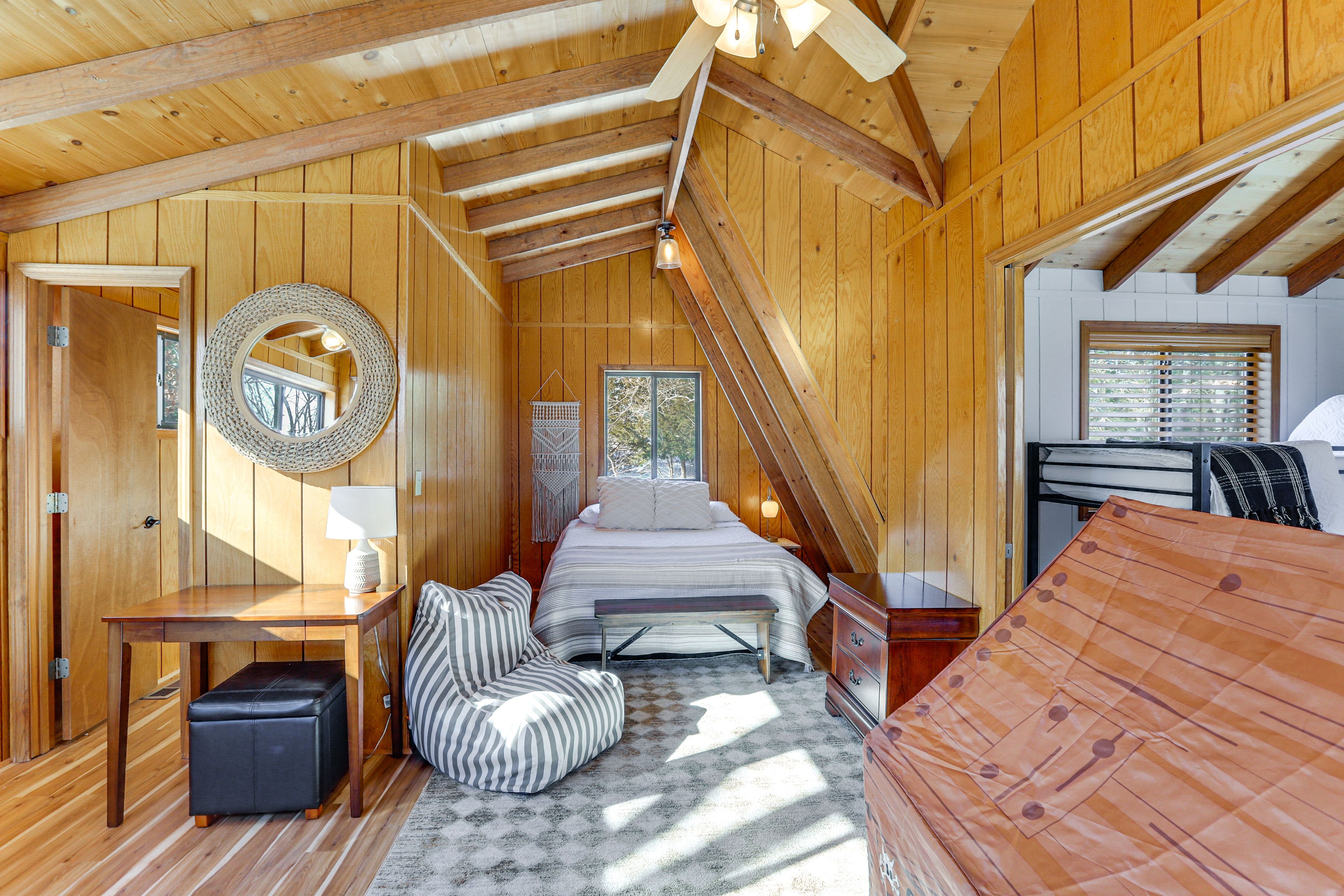 Loft | Queen Bed | Kids' Toys & Games | Free WiFi | 2nd Floor