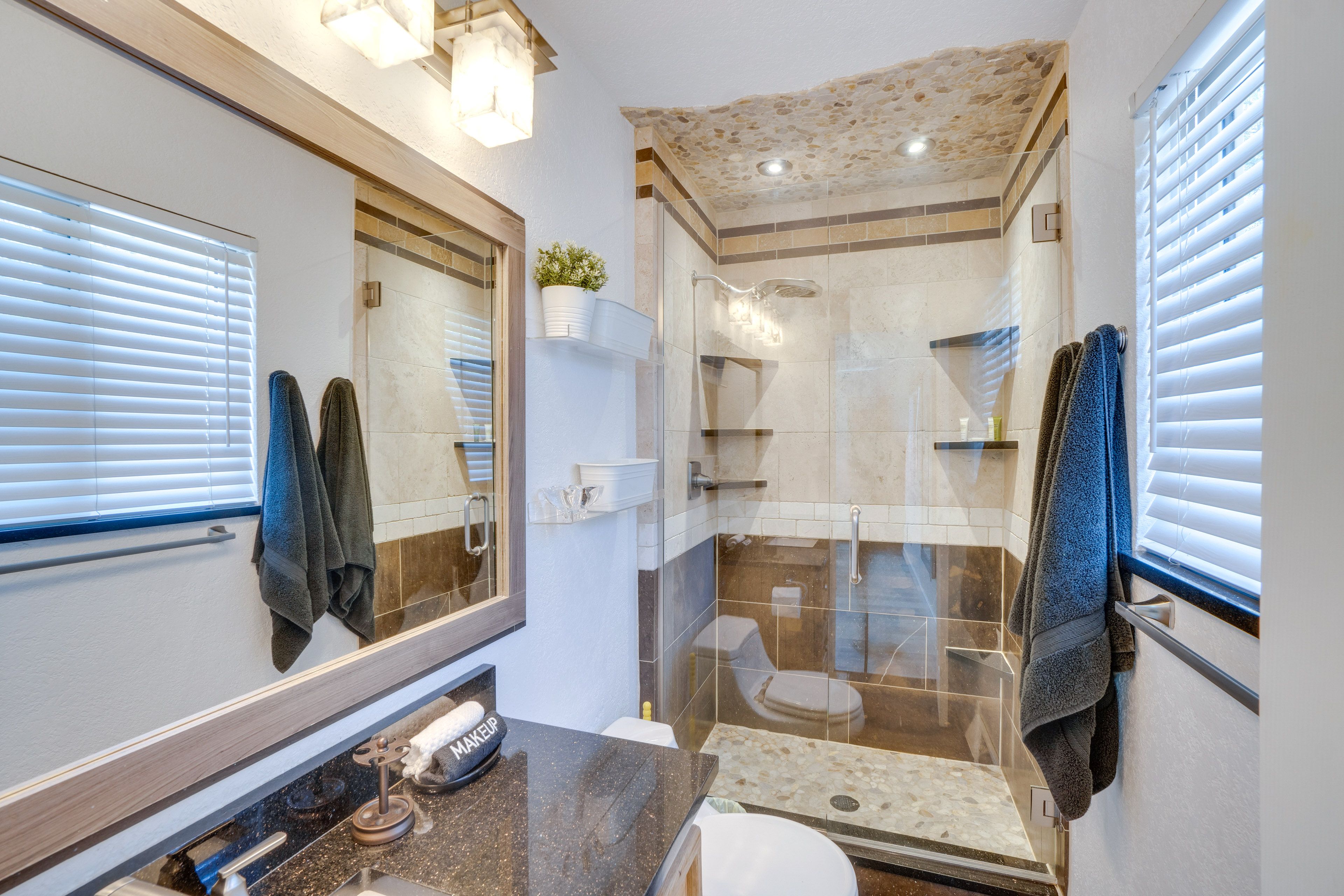 Full Bathroom | Towels Provided | Complimentary Toiletries