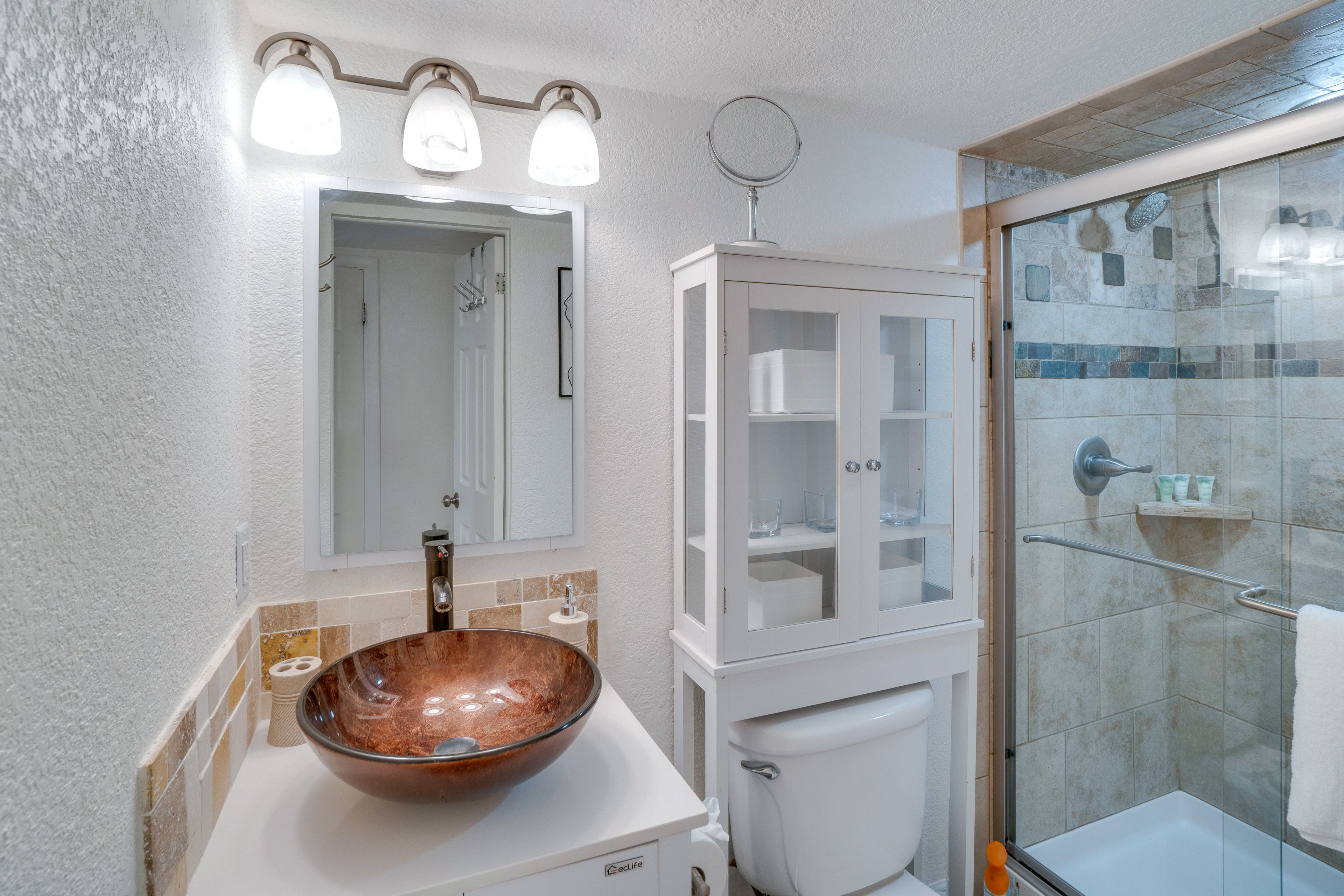 Full Bathroom | Towels Provided | Complimentary Toiletries
