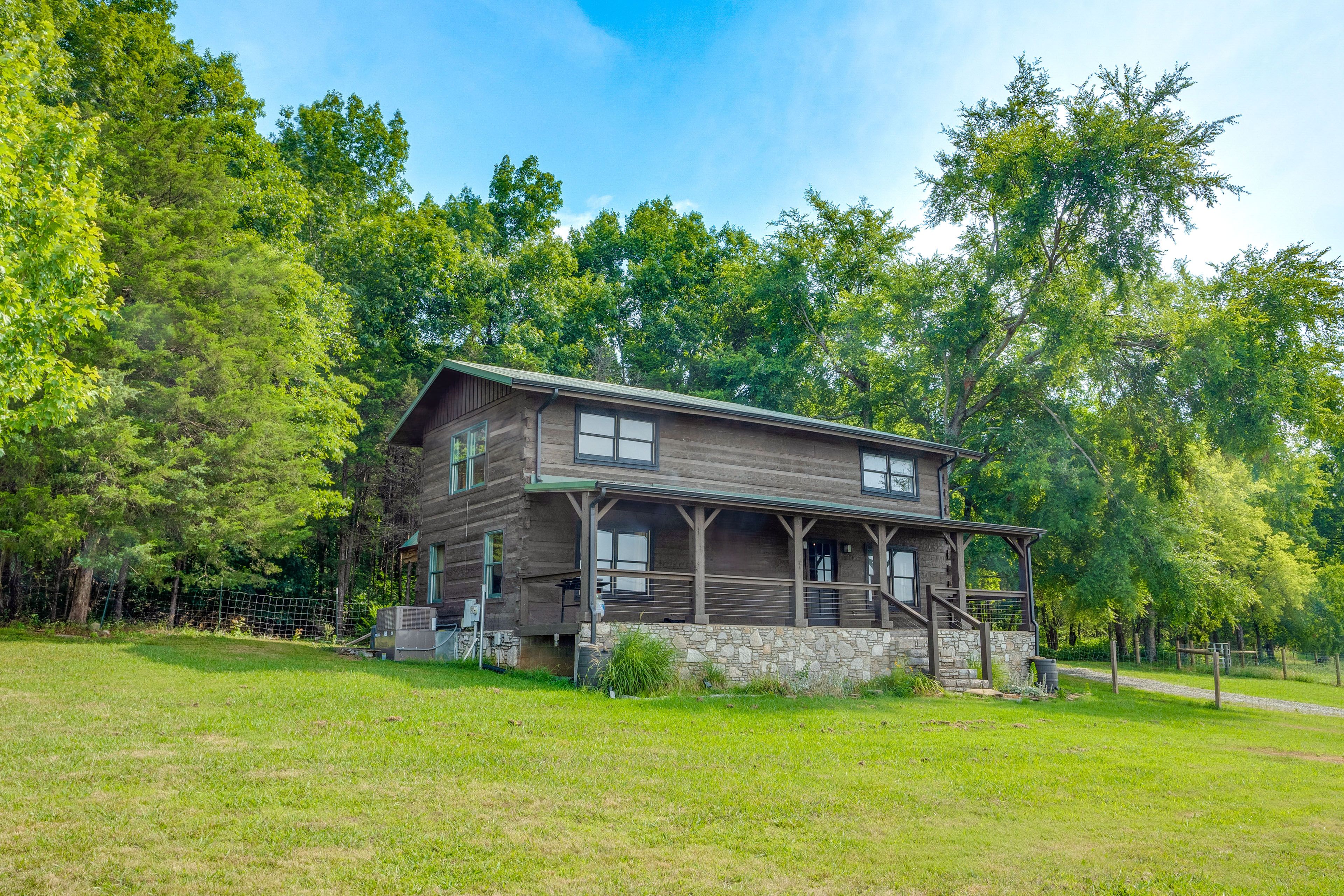 Lascassas Vacation Rental | 3BR | 2BA | 2,000 Sq Ft | Stairs Required