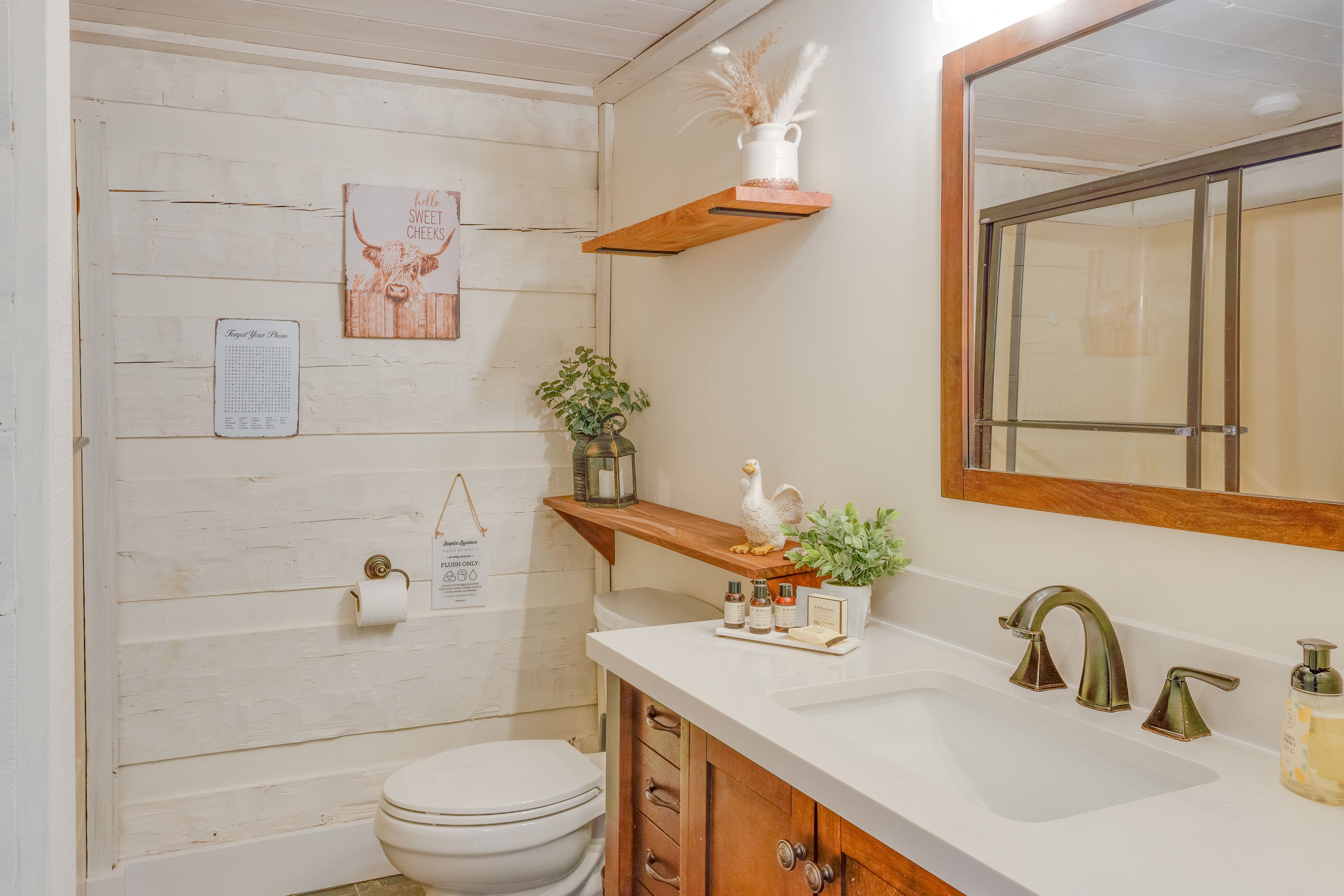 Full Bathroom | 1st Floor | Complimentary Toiletries | Shower/Tub Combo