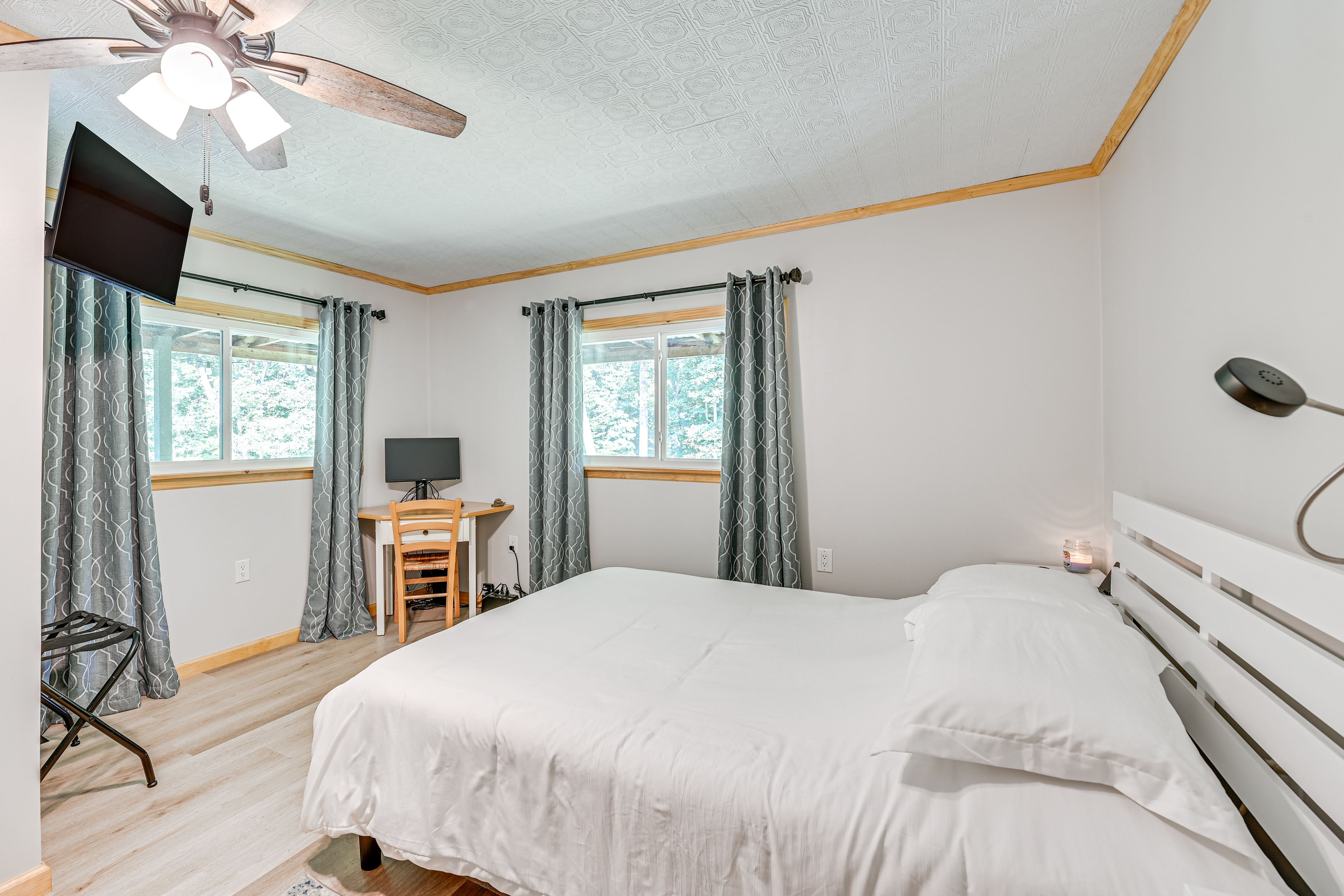 Bedroom 1 | Queen Bed | Laptop-Friendly Workspace | 1st Floor