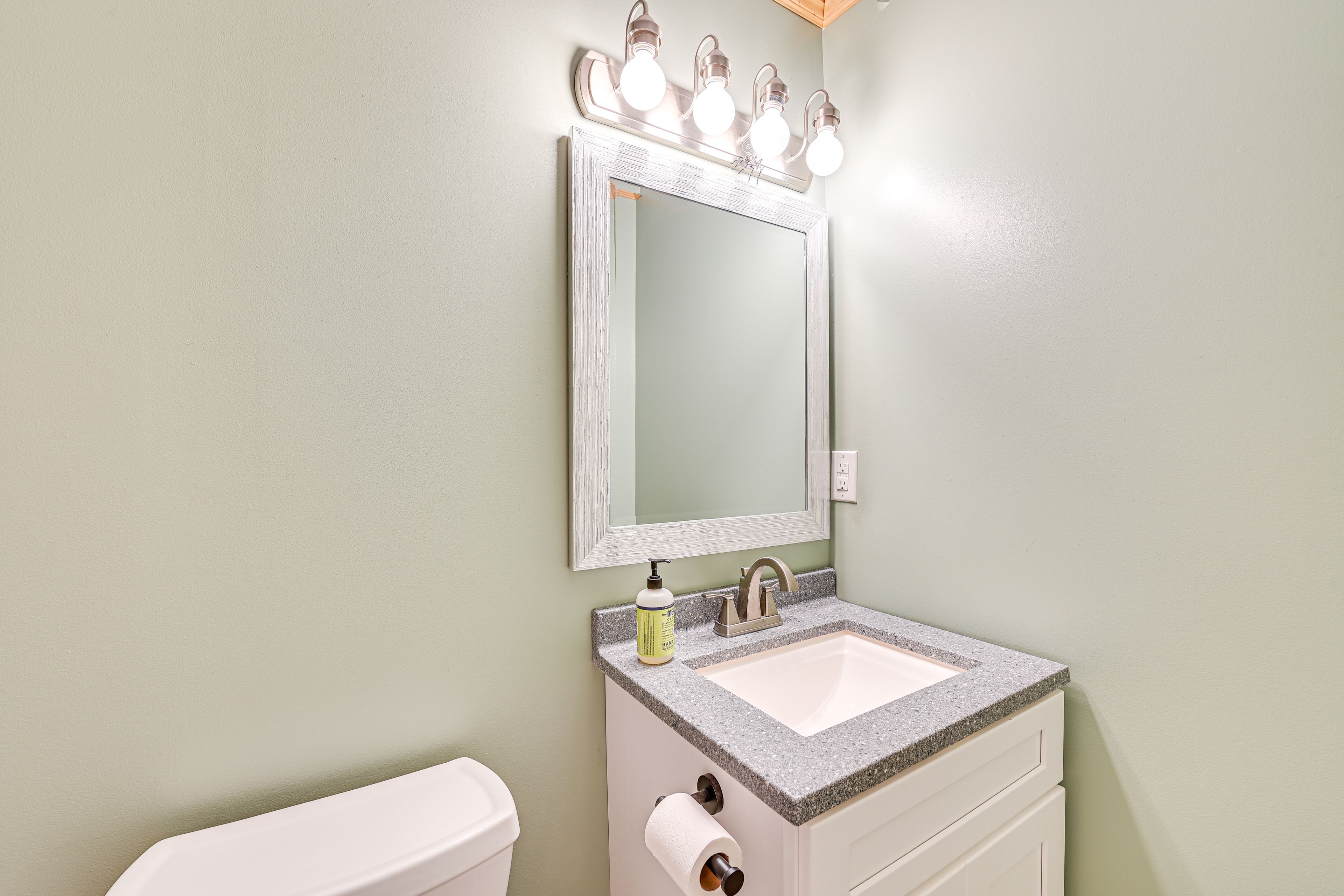 Full Bathroom | 1st Floor