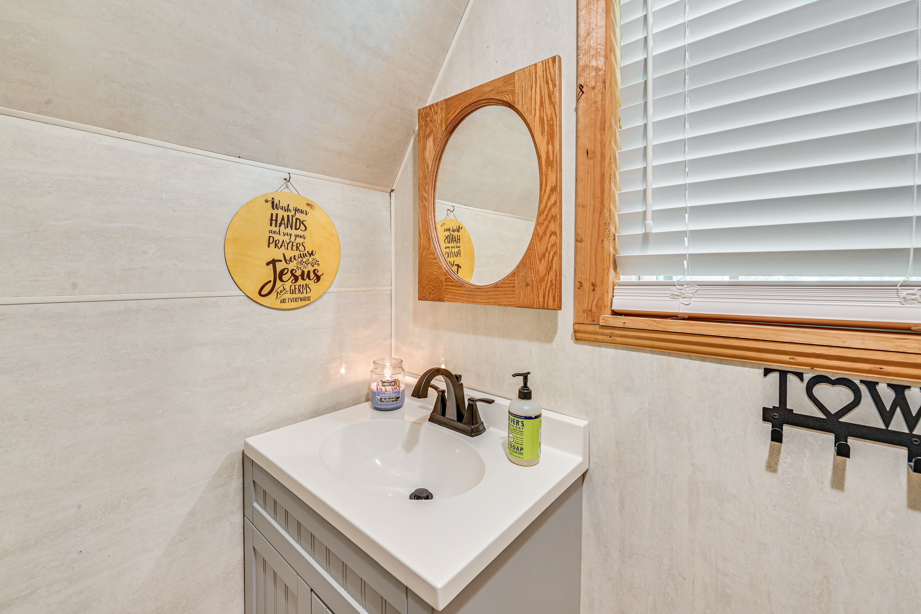 Full Bathroom | Towels Provided | 1st Floor