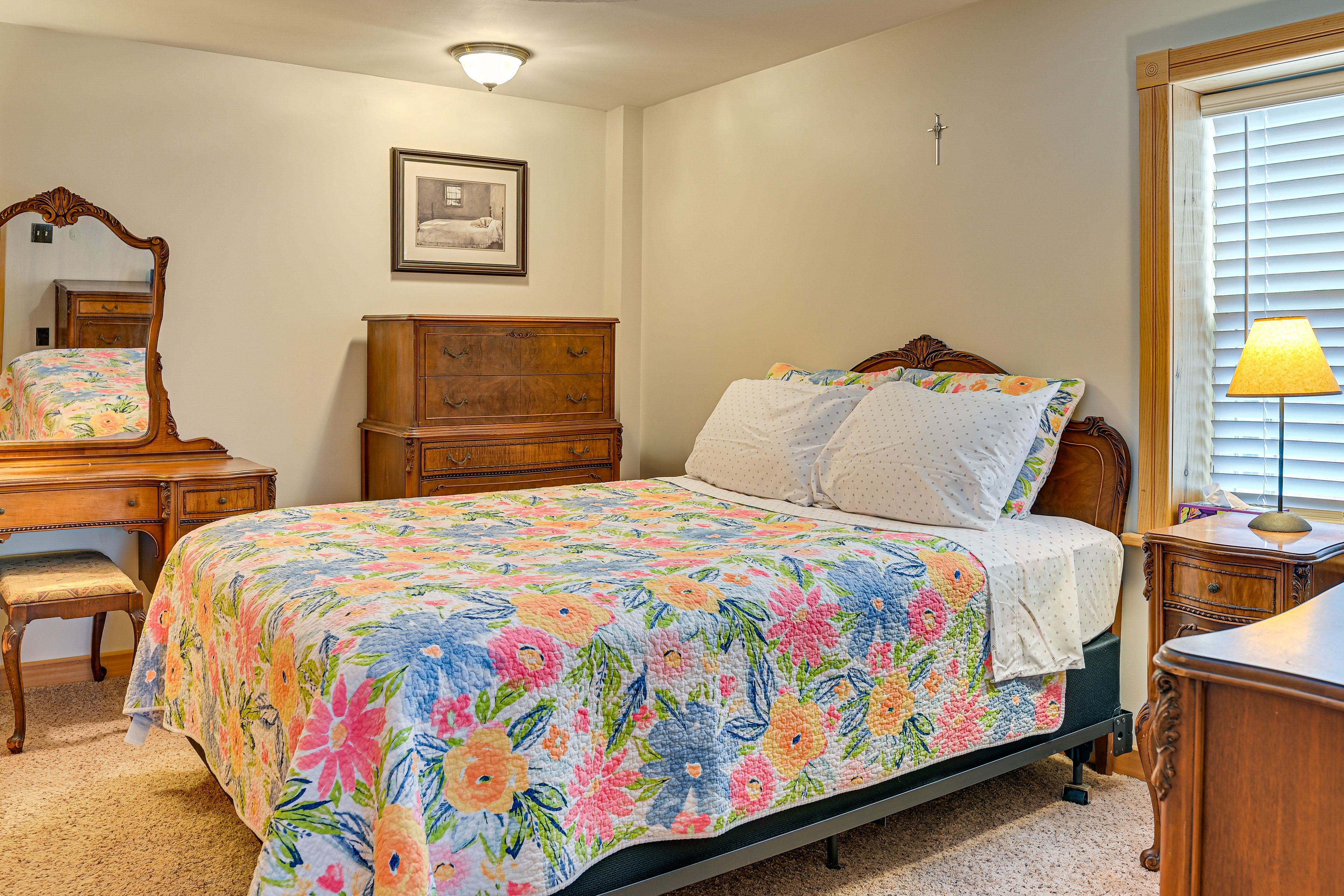 Bedroom | Queen Bed | Linens Provided