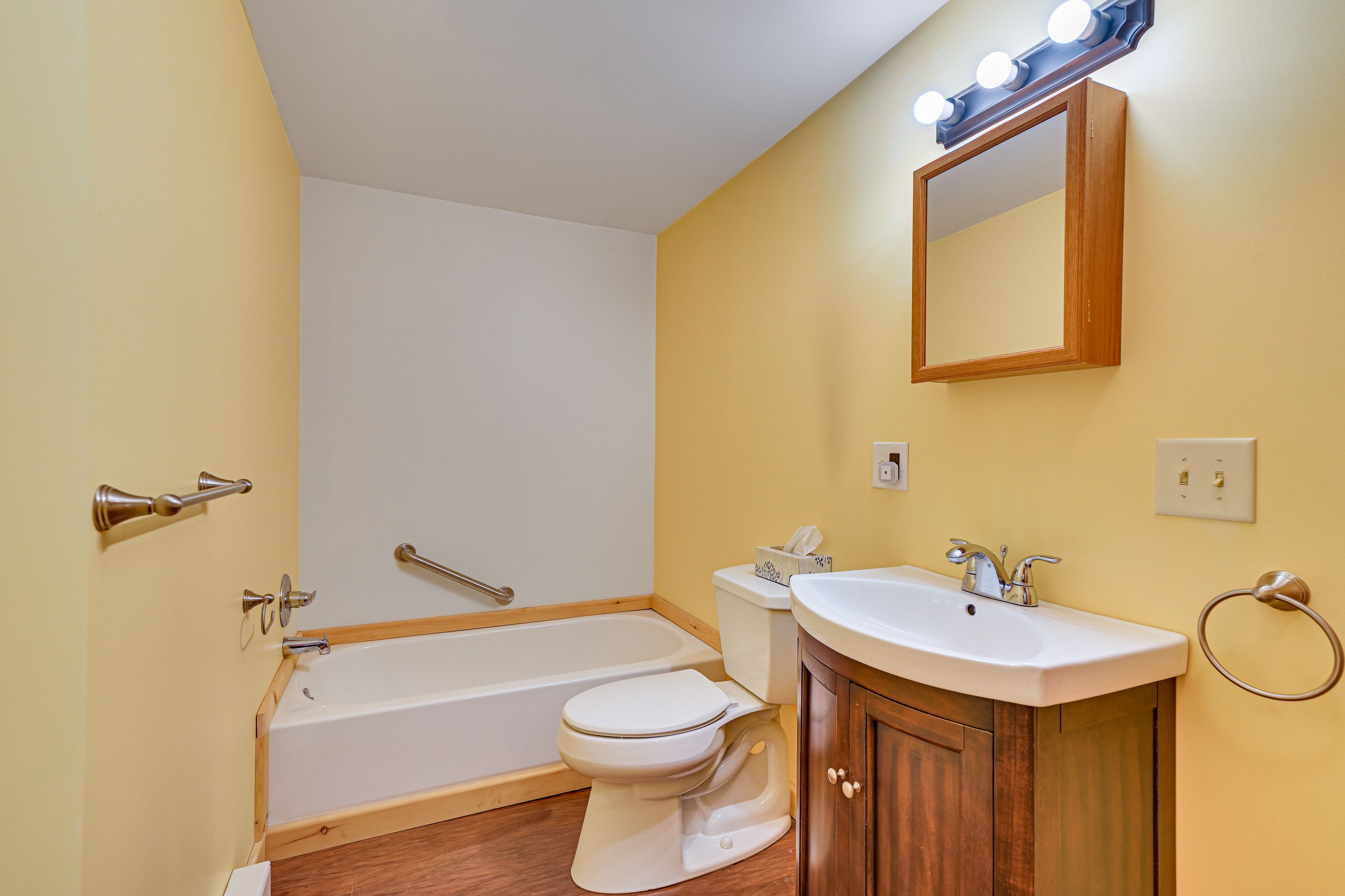 Full Bathroom | Towels Provided | Complimentary Toiletries
