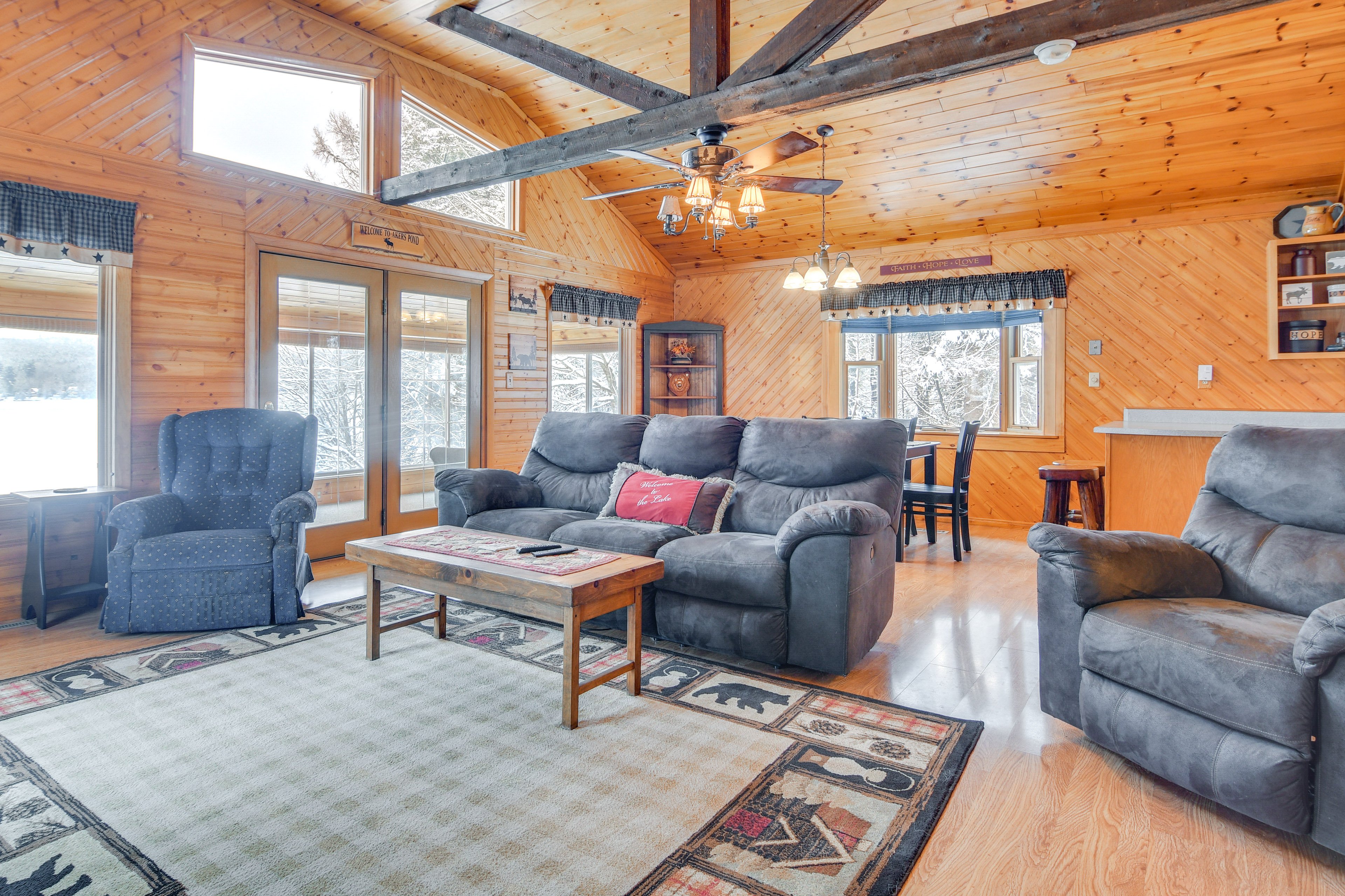 Living Room | 1st Floor | Smart TV | Free WiFi