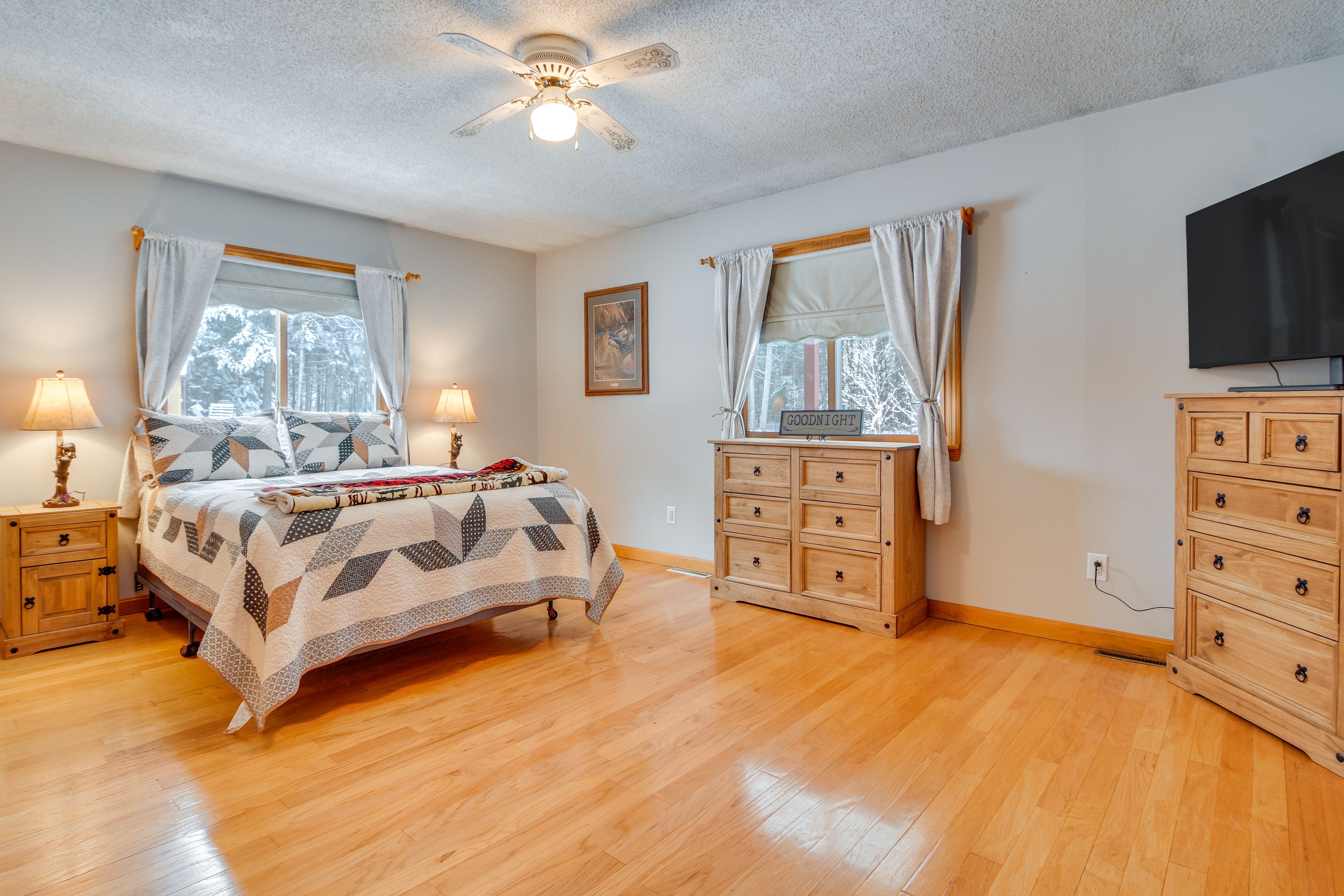Bedroom 1 | Queen Bed | 1st Floor | En-Suite Bathroom
