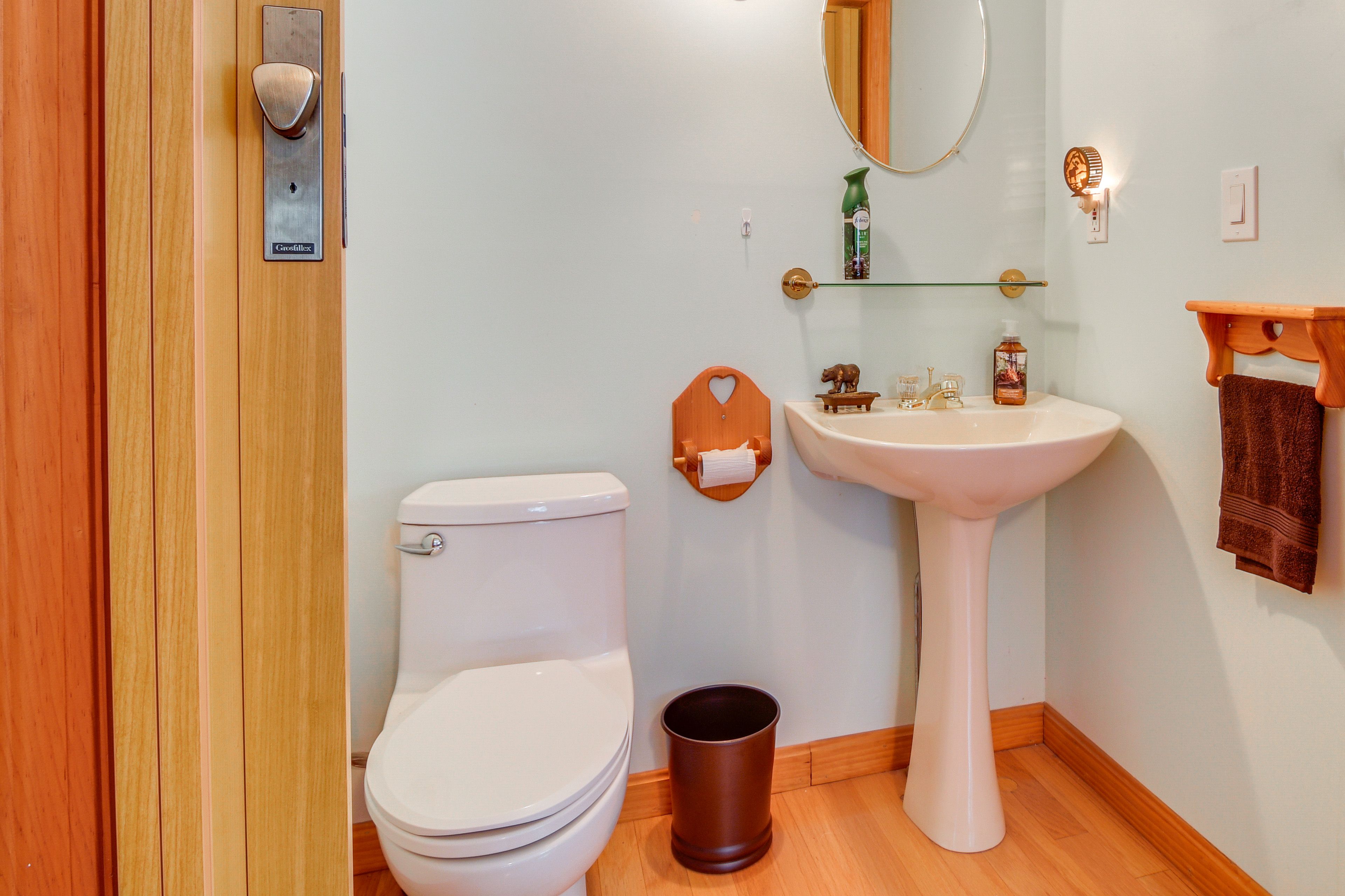 Half Bathroom | 1st Floor | Towels Provided