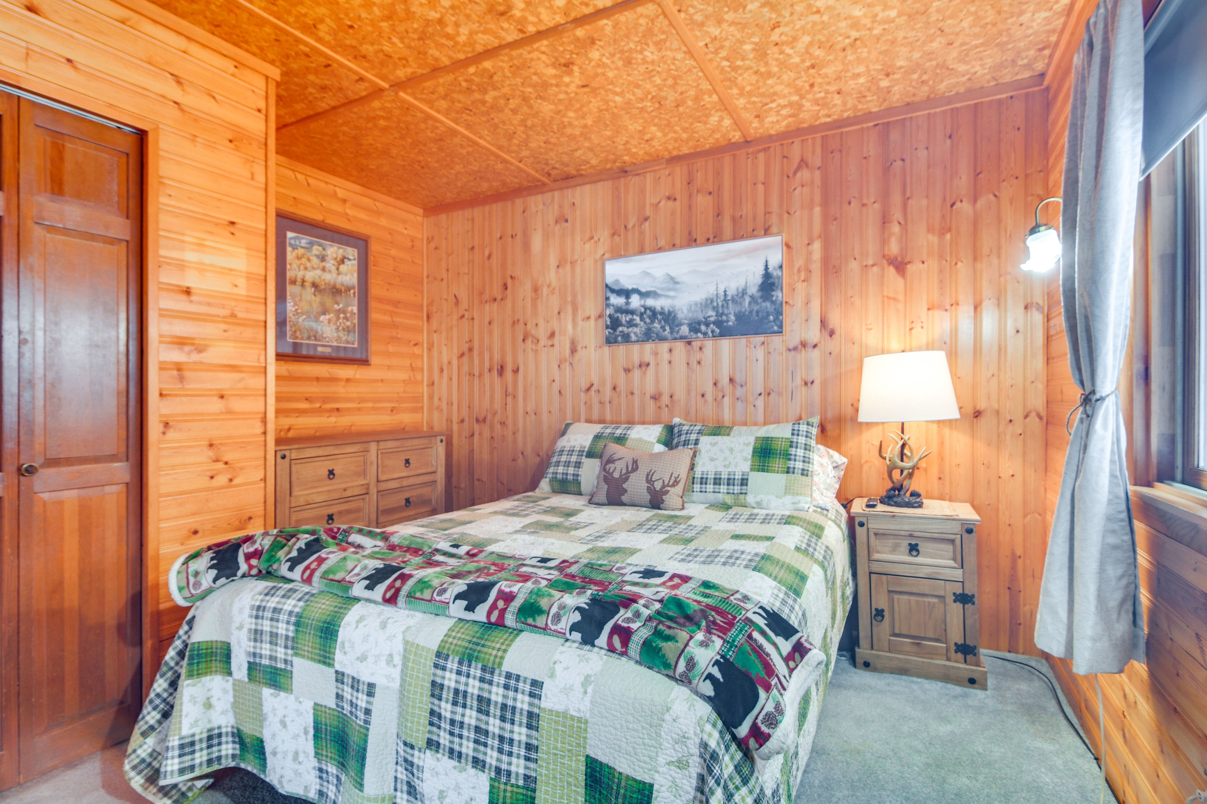 Bedroom 2 | Queen Bed | 1st Floor | Linens Provided