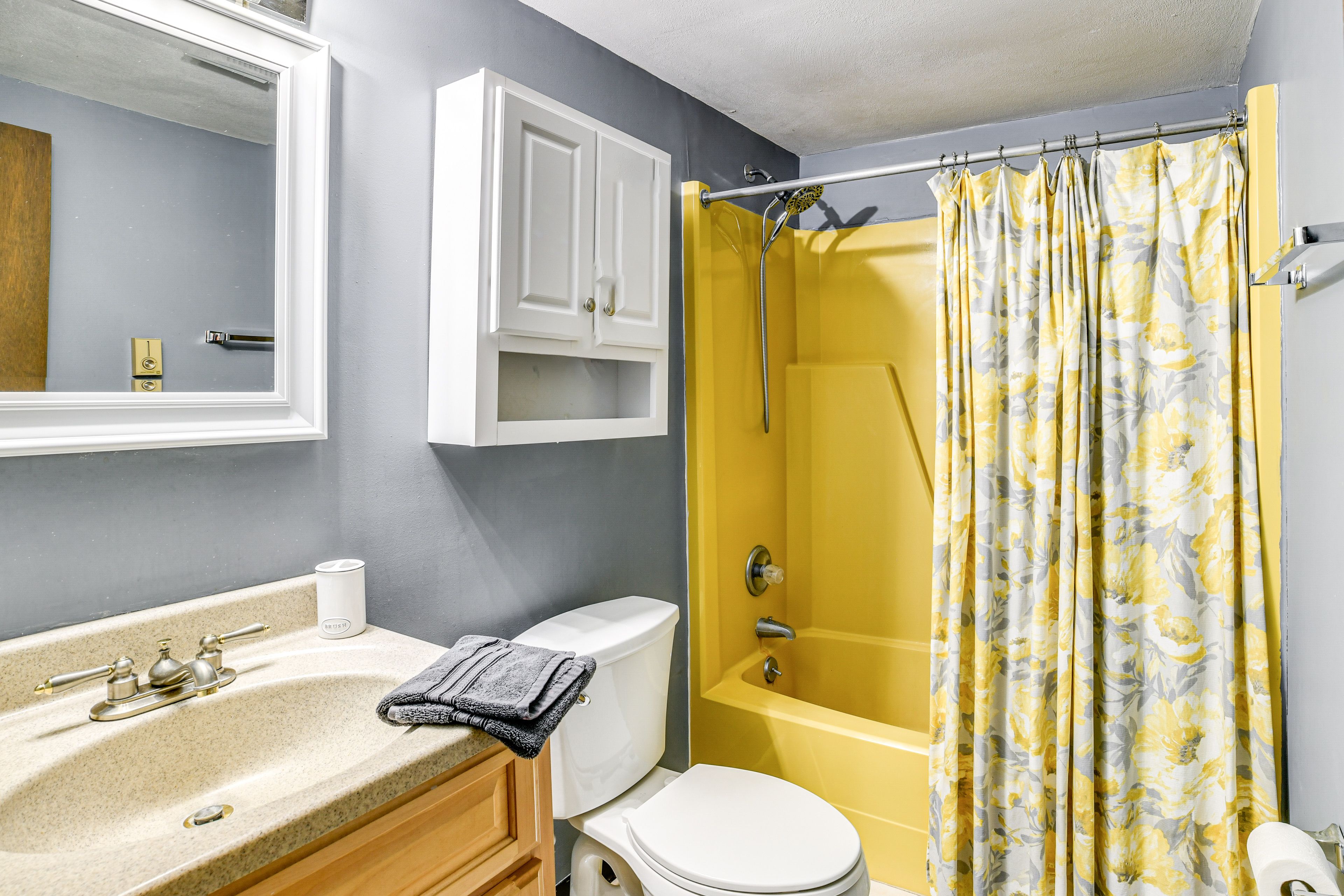 Full Bathroom | Towels Provided | 2nd Floor