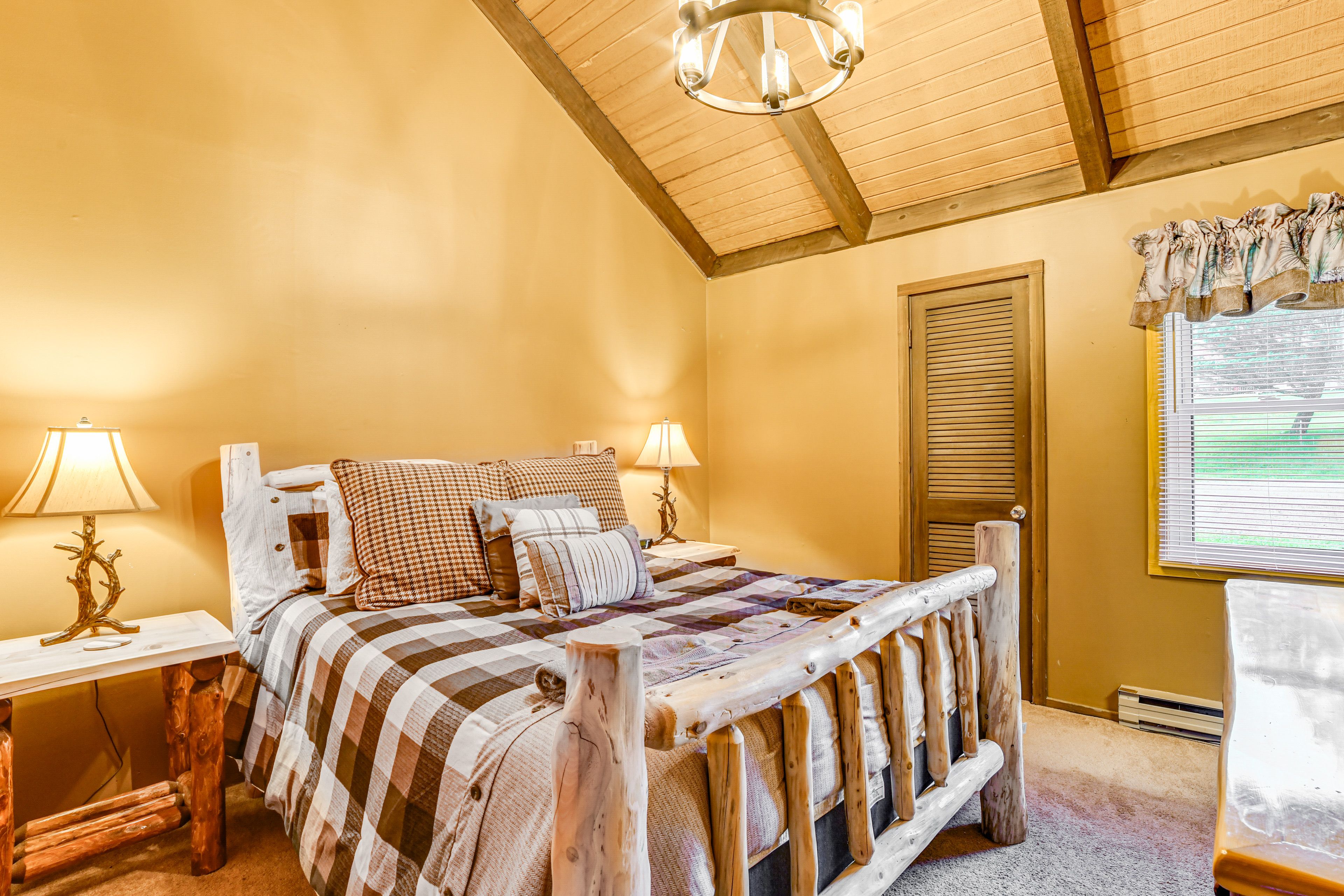 Bedroom 1 | Queen Bed | Smart TV w/ Cable | 1st Floor