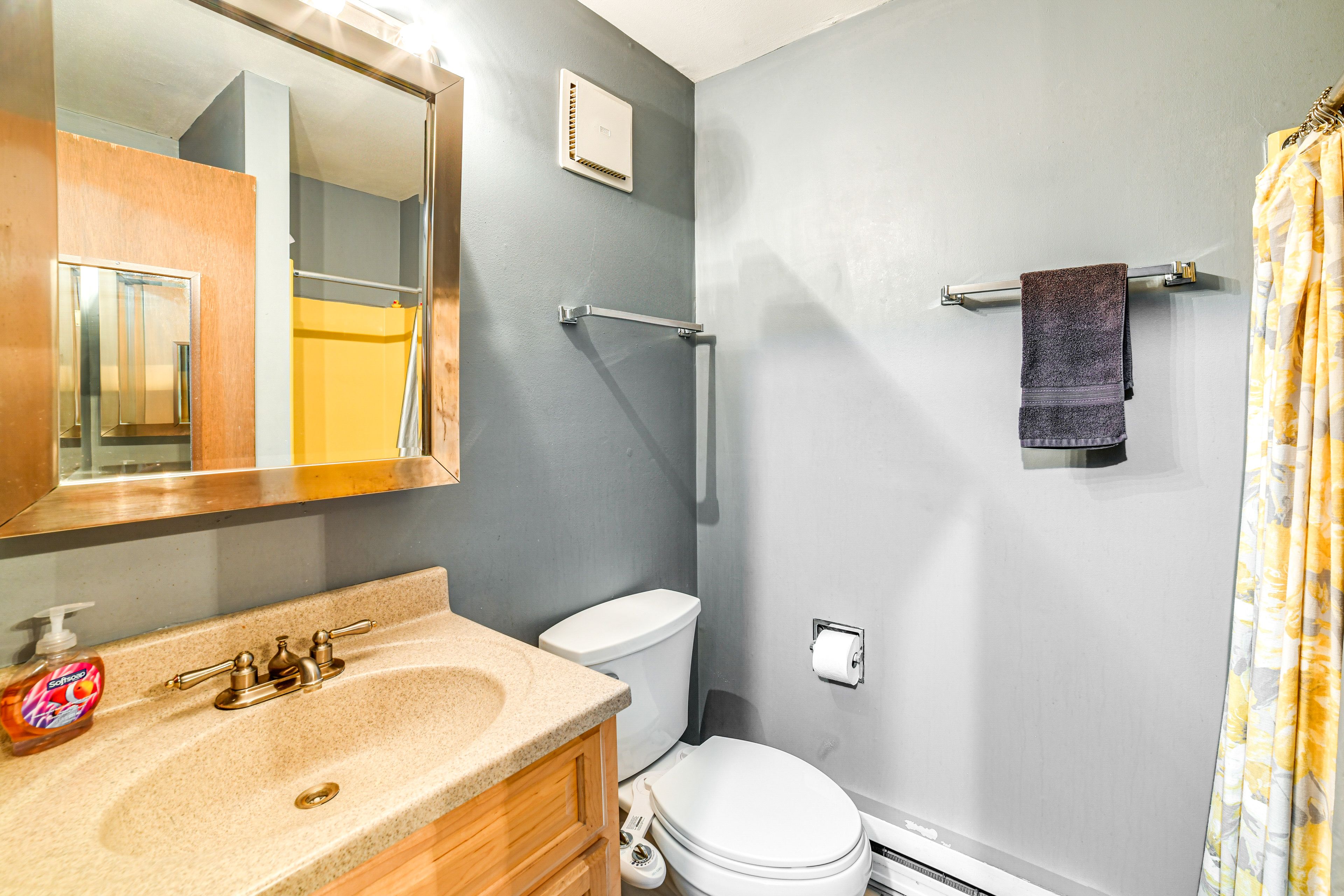 Full Bathroom | Complimentary Toiletries | 1st Floor