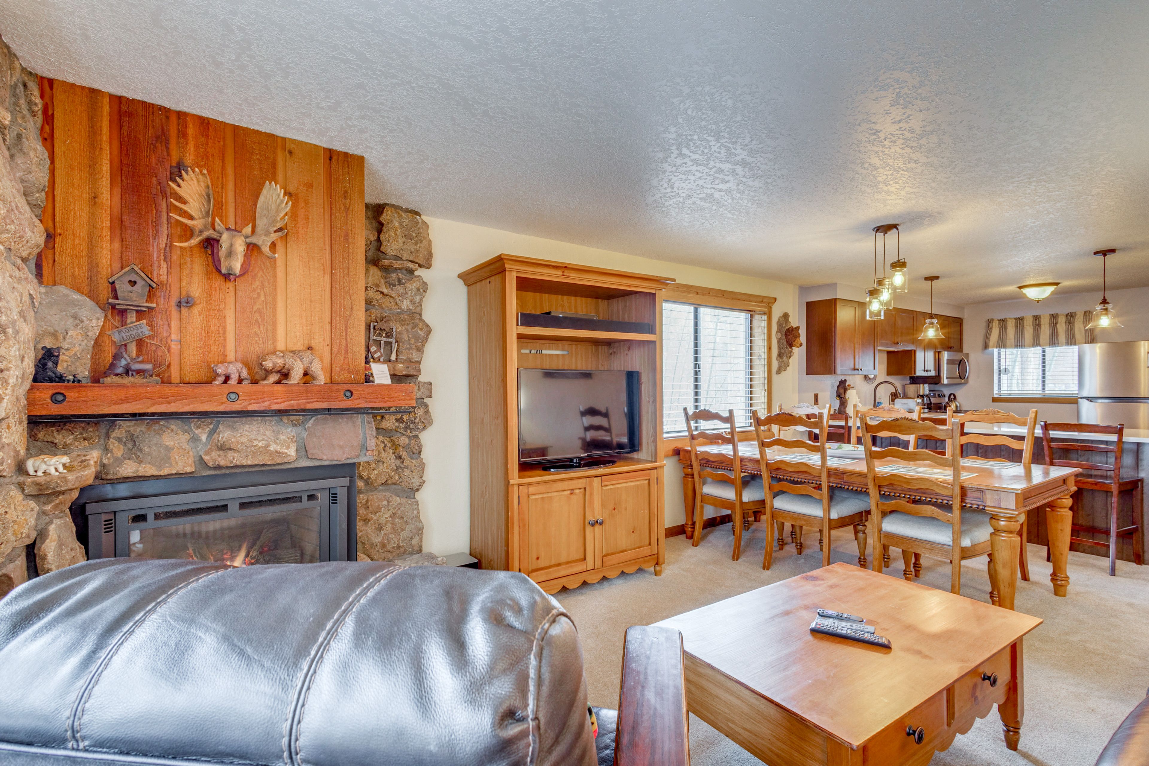 Living Room | Queen Sleeper Sofa | Gas Fireplace | Smart TV | Free WiFi