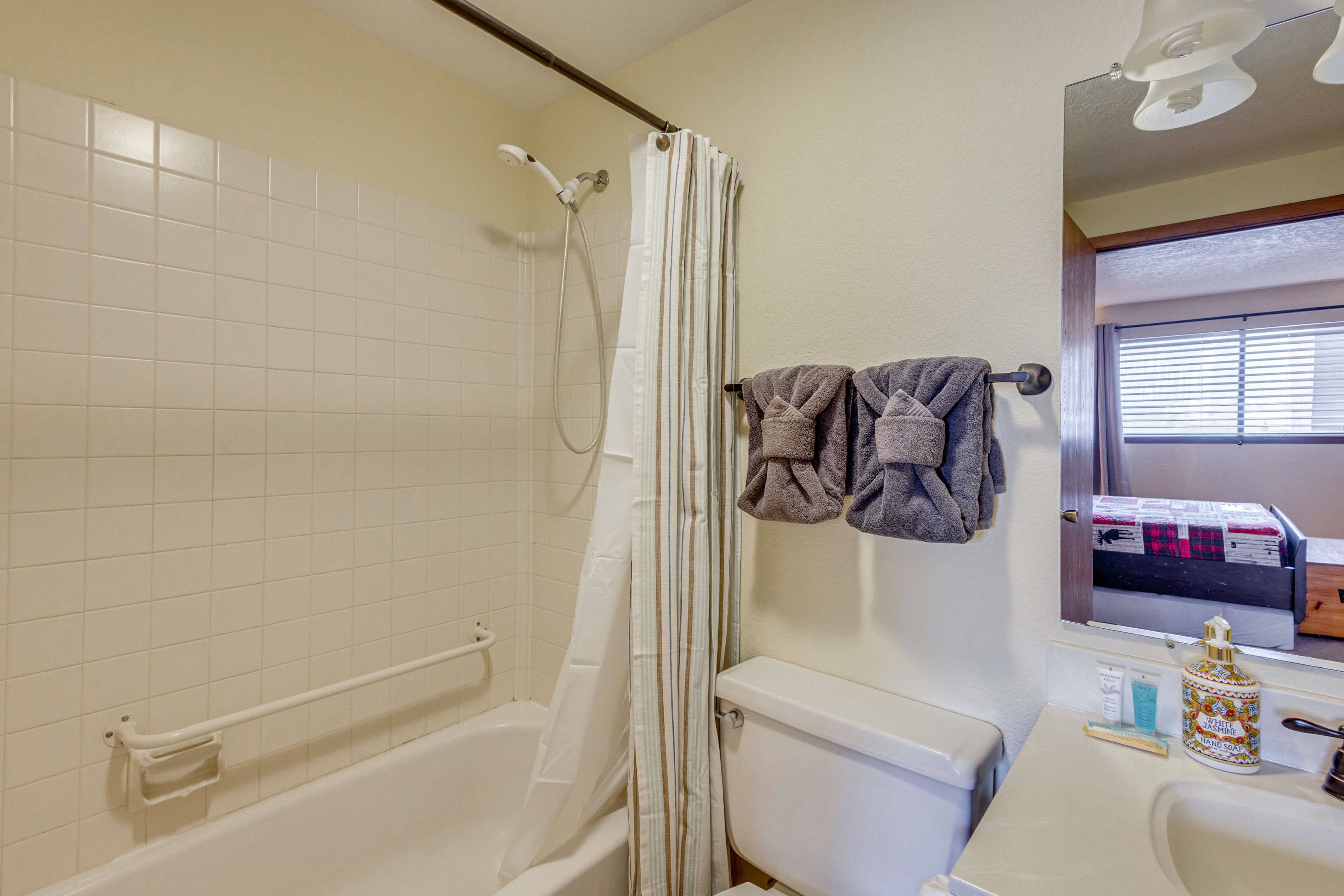 En-Suite Bathroom | Complimentary Toiletries | Hair Dryer