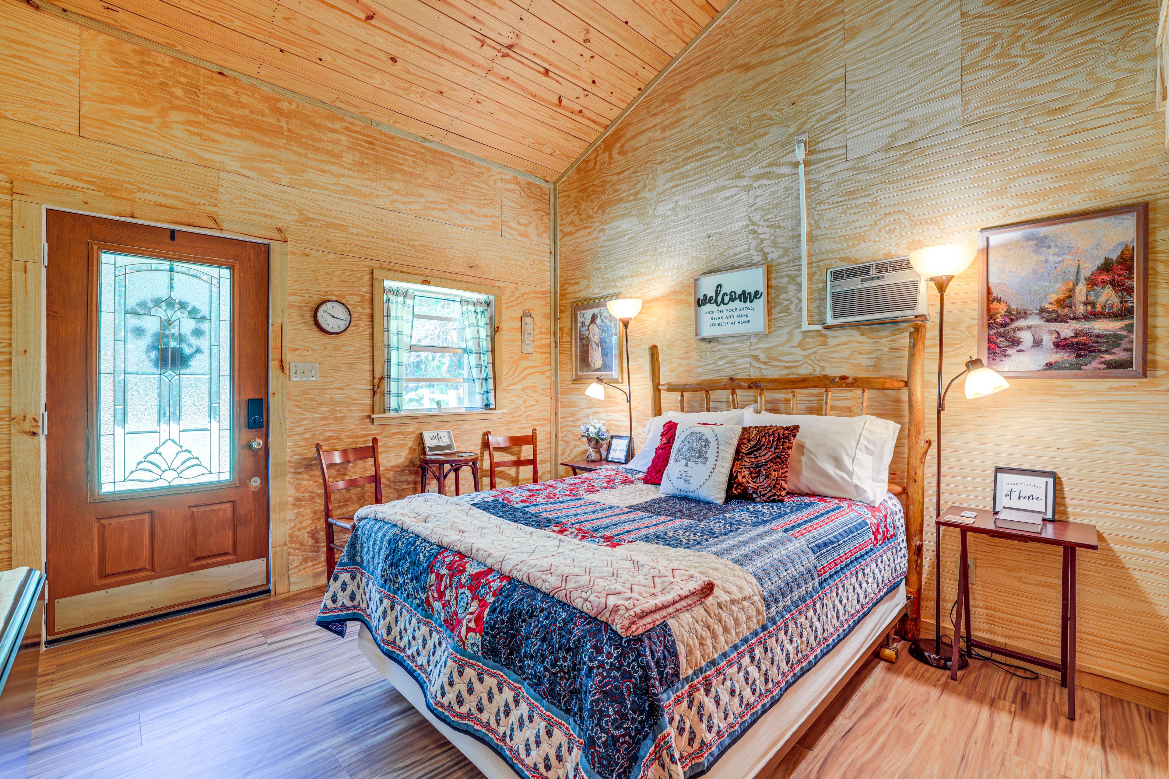 Studio | King Bed | 1st Floor | Linens/Towels